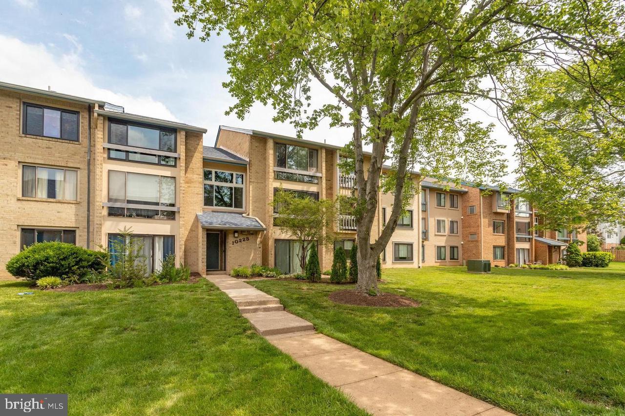 VISTAS OF VIENNA CONDOMINIUMS - Residential
