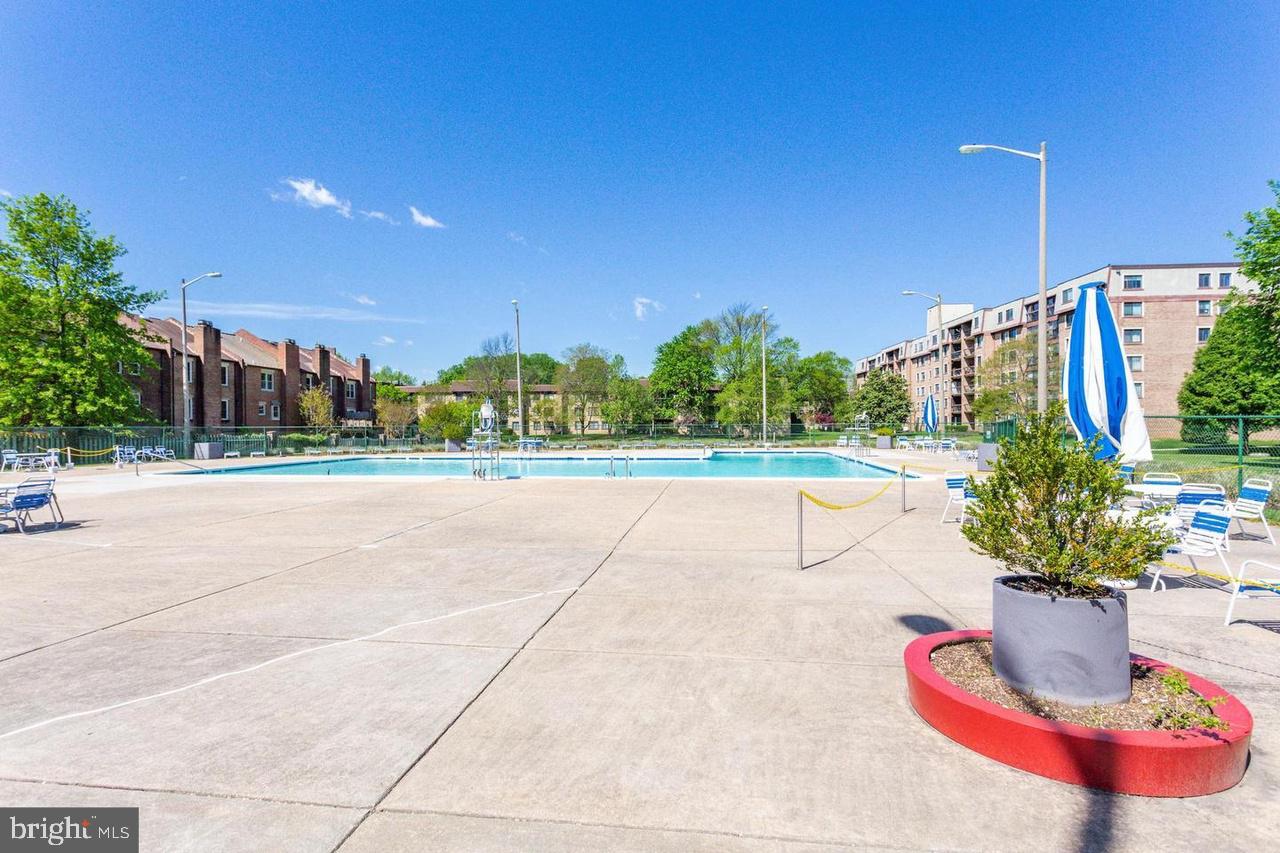 VISTAS OF VIENNA CONDOMINIUMS - Residential