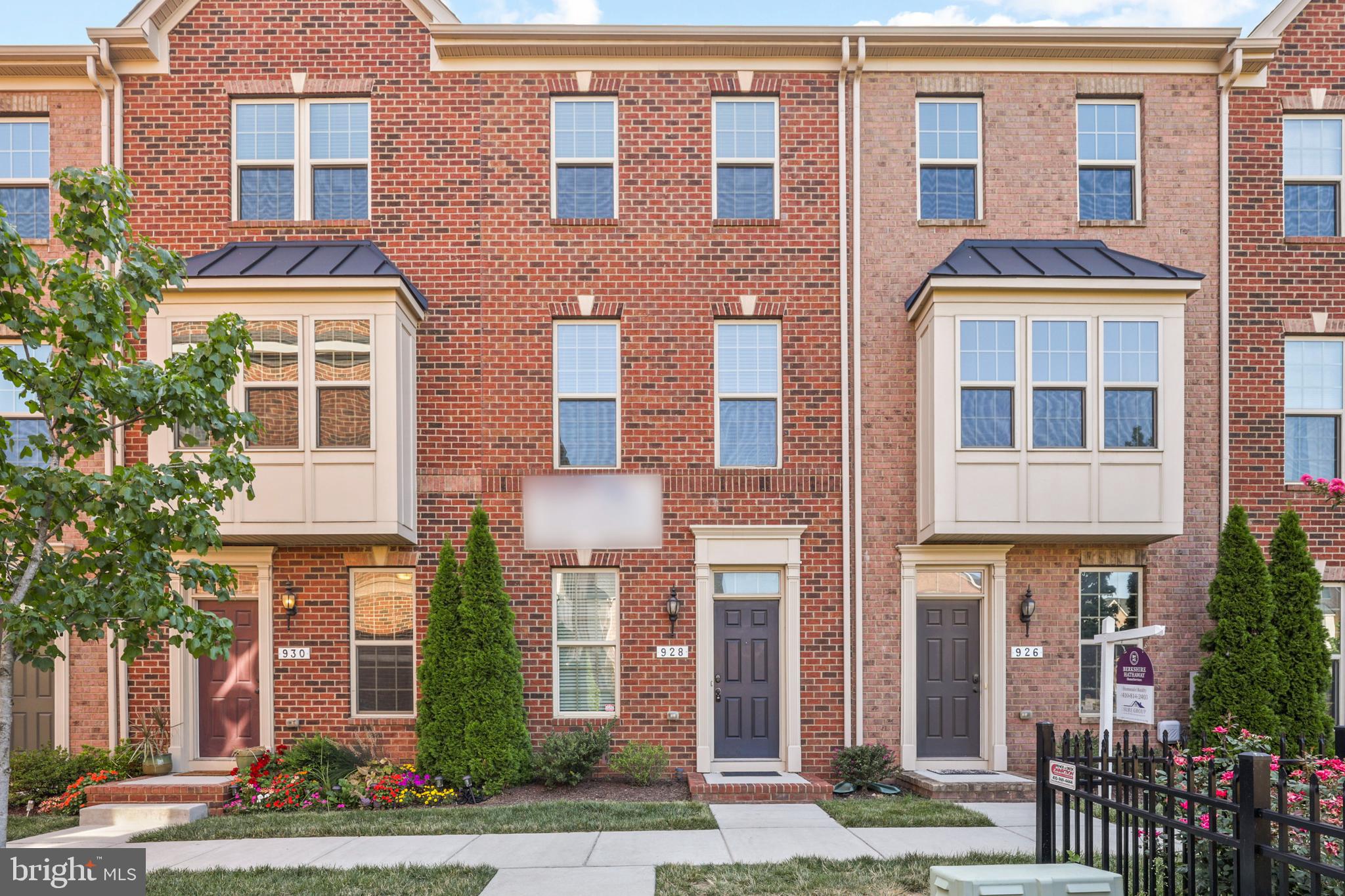 GORGEOUS TOWNHOME LOCATED IN SOUGHT-AFTER O'DONNELL SQUARE WITH GARAGE PARKING NOW AVAILABLE. 3 BEDROOMS WITH 2 FULL BATHROOMS. STUNNING NON-OBSTRUCTED VIEWS OF CITY SKYLINE AND COMMUNITY GREEN SPACE. GLISTENING UPGRADED HARDWOODS CASCADE THROUGHOUT. ENJOY CUSTOM CABINETRY, IMPORTED TILE, RECESSED LIGHTING, GRANITE COUNTERTOPS, UNDER CABINET LIGHTING,  SS APPLIANCES IN DESIGNER CHEF'S KITCHEN WITH OVERSIZED ISLAND AND BREAKFAST BAR. CROWN MOLDING THROUGHOUT. NEW WASHER AND DRYER. FRESHLY PAINTED. BRAND NEW CARPETS. LOADS OF NATURAL LIGHT. 9 FT CEILINGS THROUGHOUT. WALK-IN SHOWERS. WALK-IN CLOSETS. CUSTOM HUNTER DOUGLAS BLINDS. CLOSE PROXIMITY TO RETAIL SHOPPING, LOCAL DINING, CANTON SQUARE, CANTON CROSSING, AND ALL MAJOR HIGHWAYS. SCHEDULE A PRIVATE TOUR TODAY!