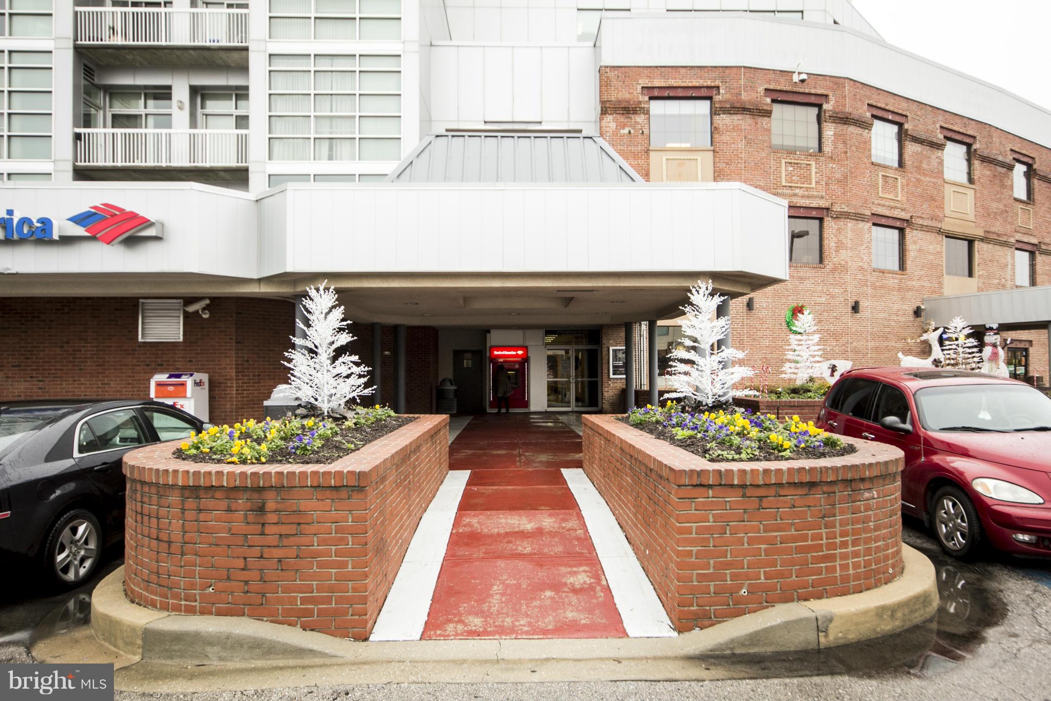 THIS APT IS IN LIGHTHOUSE LANDING ON THE 5TH FLOOR WITH GREAT PANORAMIC VIEWS OF THE CITY&HARBOR.BOTH BEDROOMS ARE LARGE WITH WALK-IN CLOSETS. IDEAL FOR ROOMMATES.WASHER&DRYER IN UNIT.ONE PARKING GARAGE.24 HR SECURITY.CONVENIENT LOCATION,WALKING DISTANCE TO ALL AREA ATTRACTIONS,FELLS PT,CANTON SQUARE,RESTAURANTS....JHH AND BAYVIEW CAMPUSES ARE BOTH IN LESS THAN 2 MILES AWAY.EASY ACCESS TO 95/895.