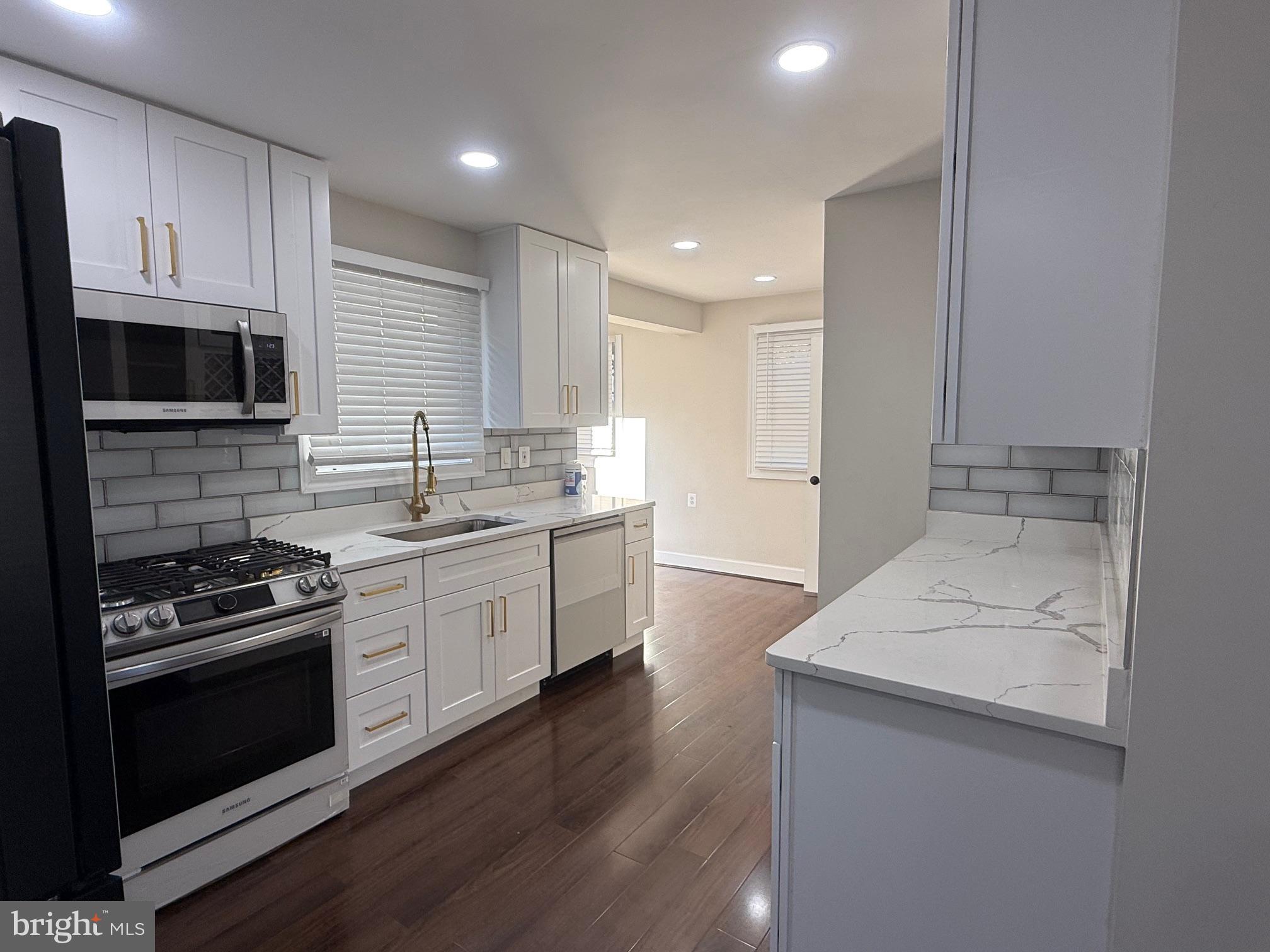COUNTRY CLUB - Residential