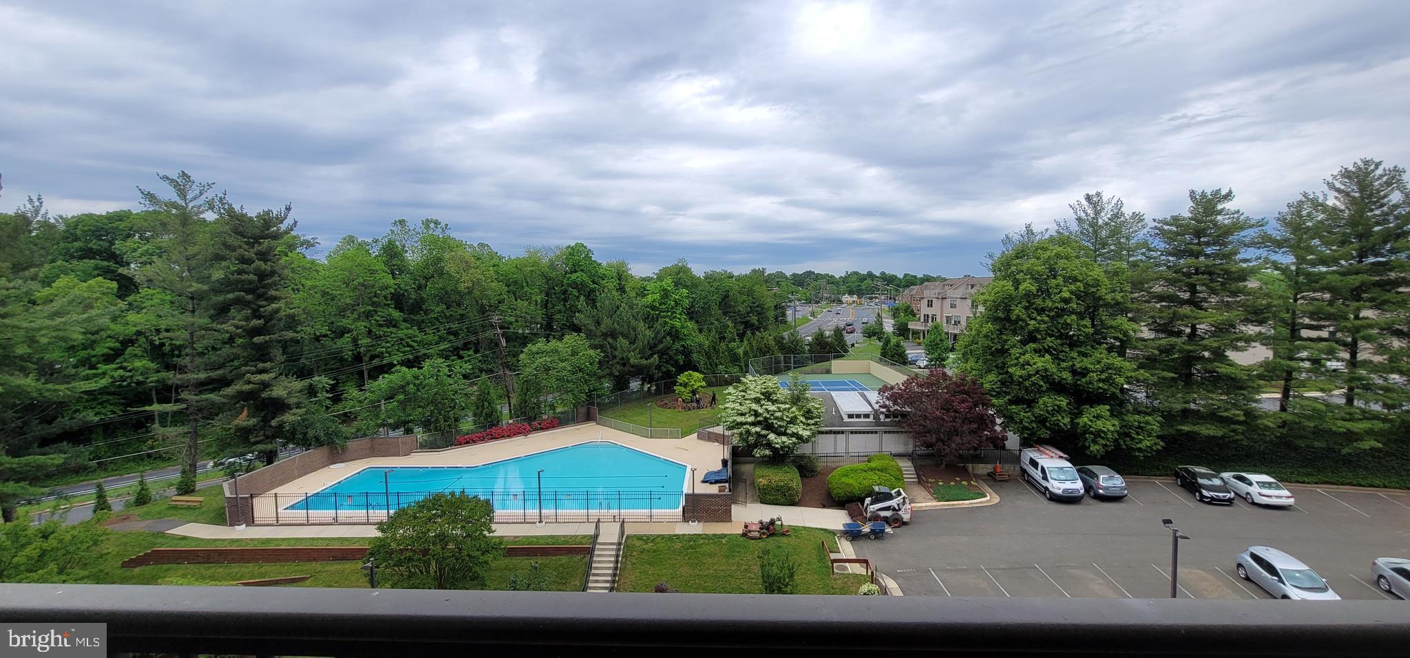 Large pet-friendly 2BR/2BA Condo on the 8th Floor. In the process of moving. Indoor & Outdoor pools, hot tub, sauna/steam rooms, tennis/pickleball courts, resident grilling facilities & picnic area along with access to 3 fitness gym/rooms

Prime inside the beltway location close to Pentagon City, Reagan National Airport, Old Town Alexandria, Tysons Corner and even Amazon HQ2! Easy access to I395, RT50 & RT7 and public bus transportation at your front door!