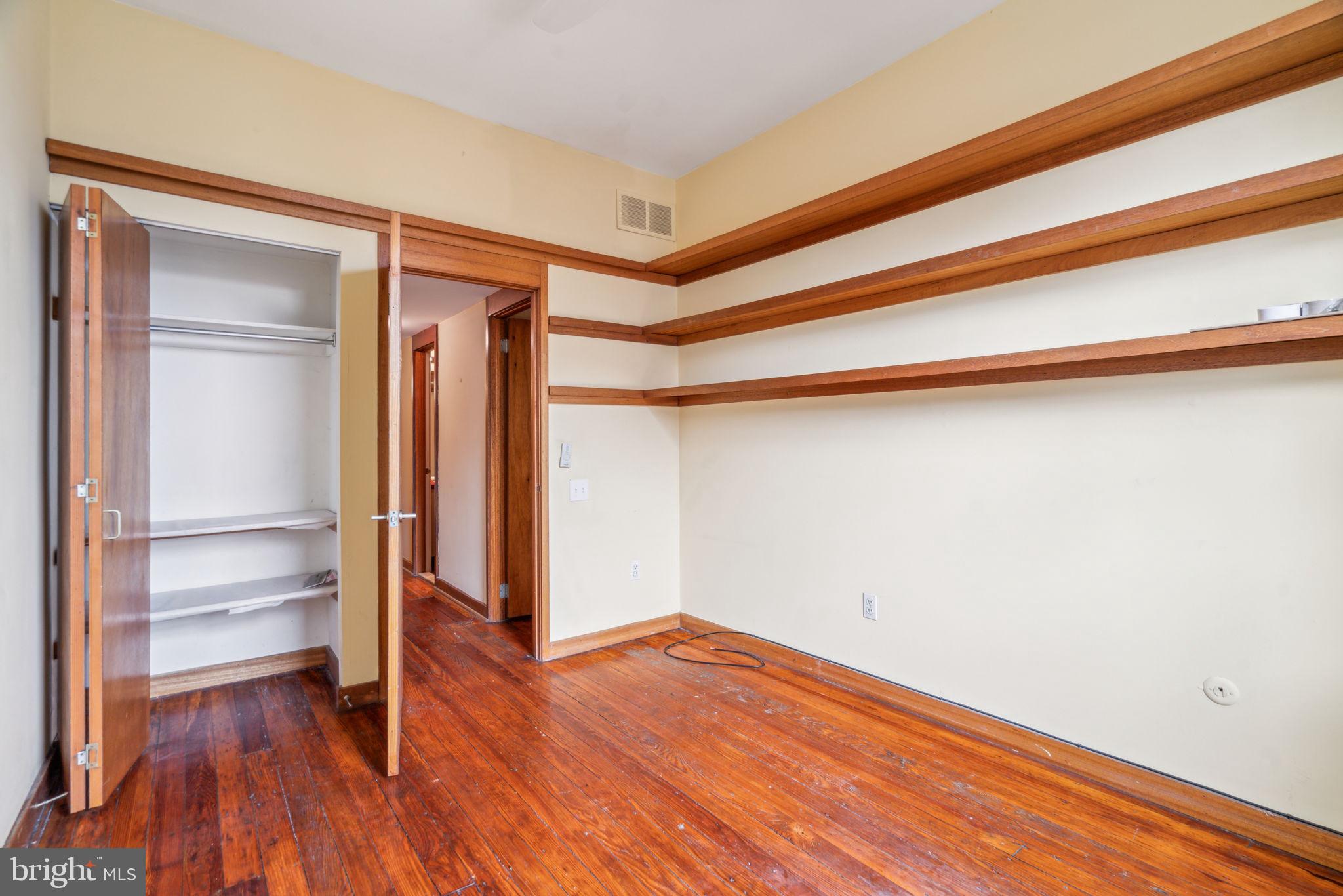 QUEEN VILLAGE - Residential
