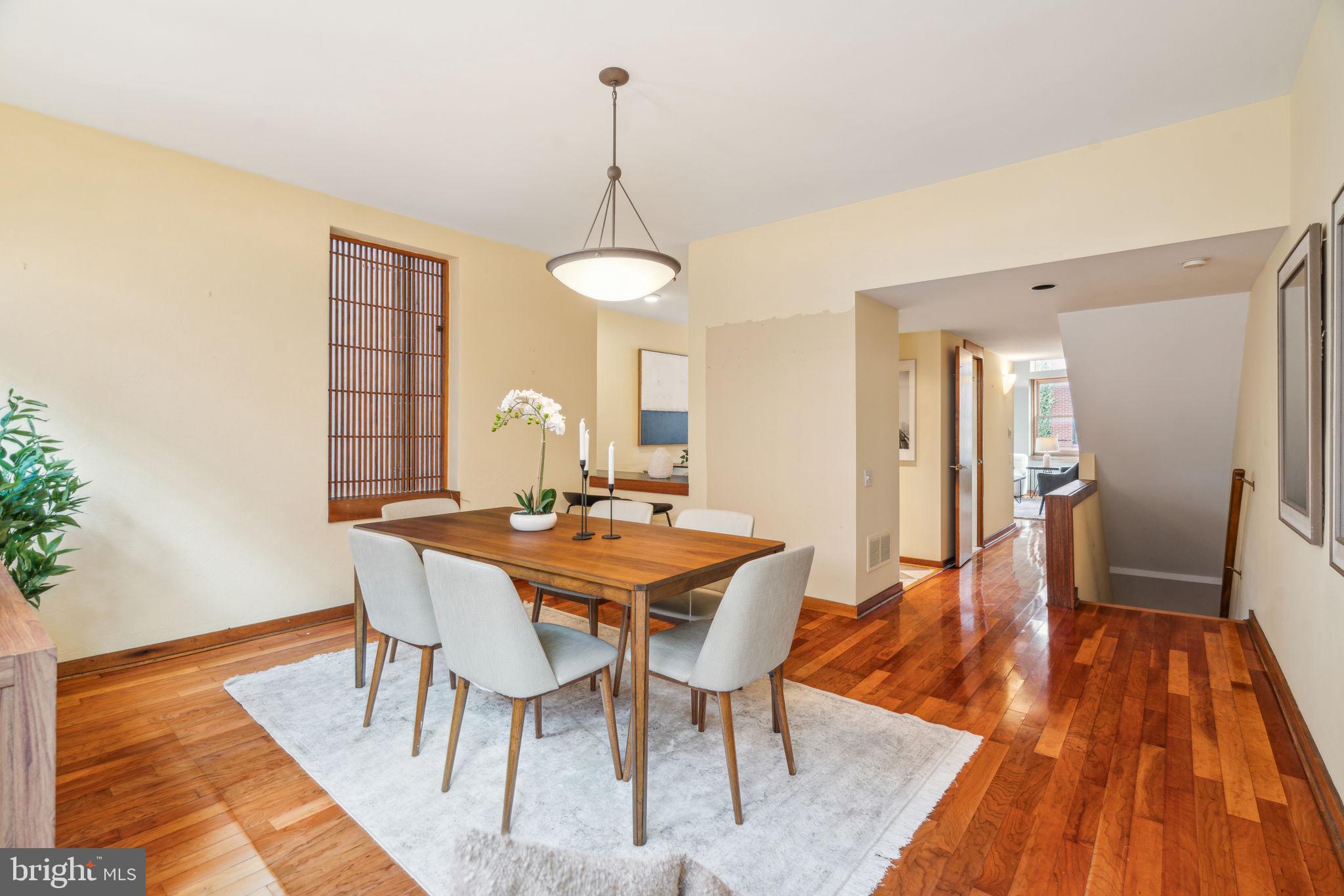 QUEEN VILLAGE - Residential