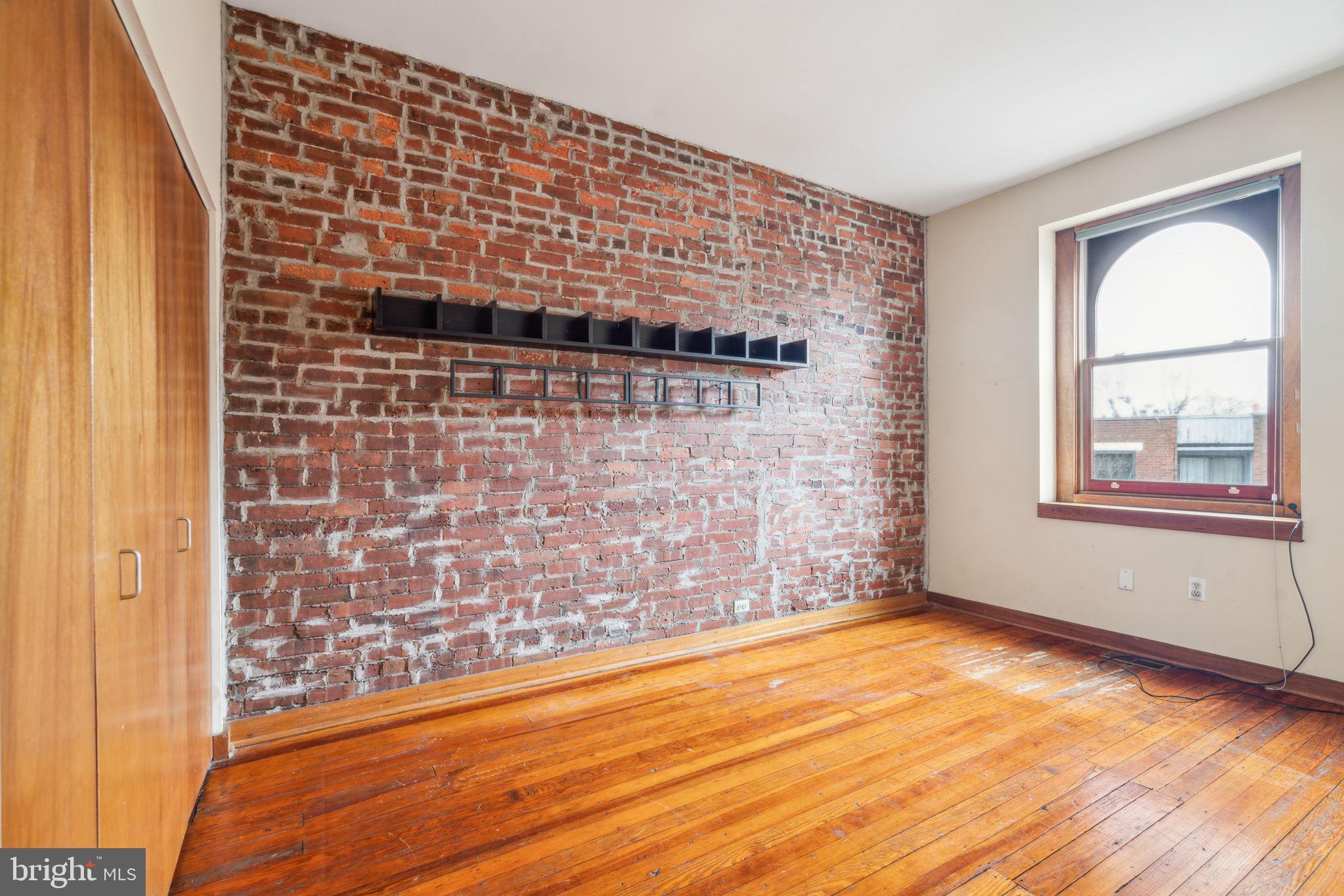 QUEEN VILLAGE - Residential