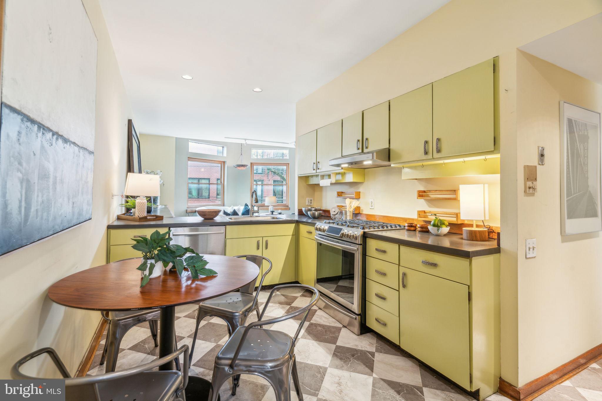 QUEEN VILLAGE - Residential