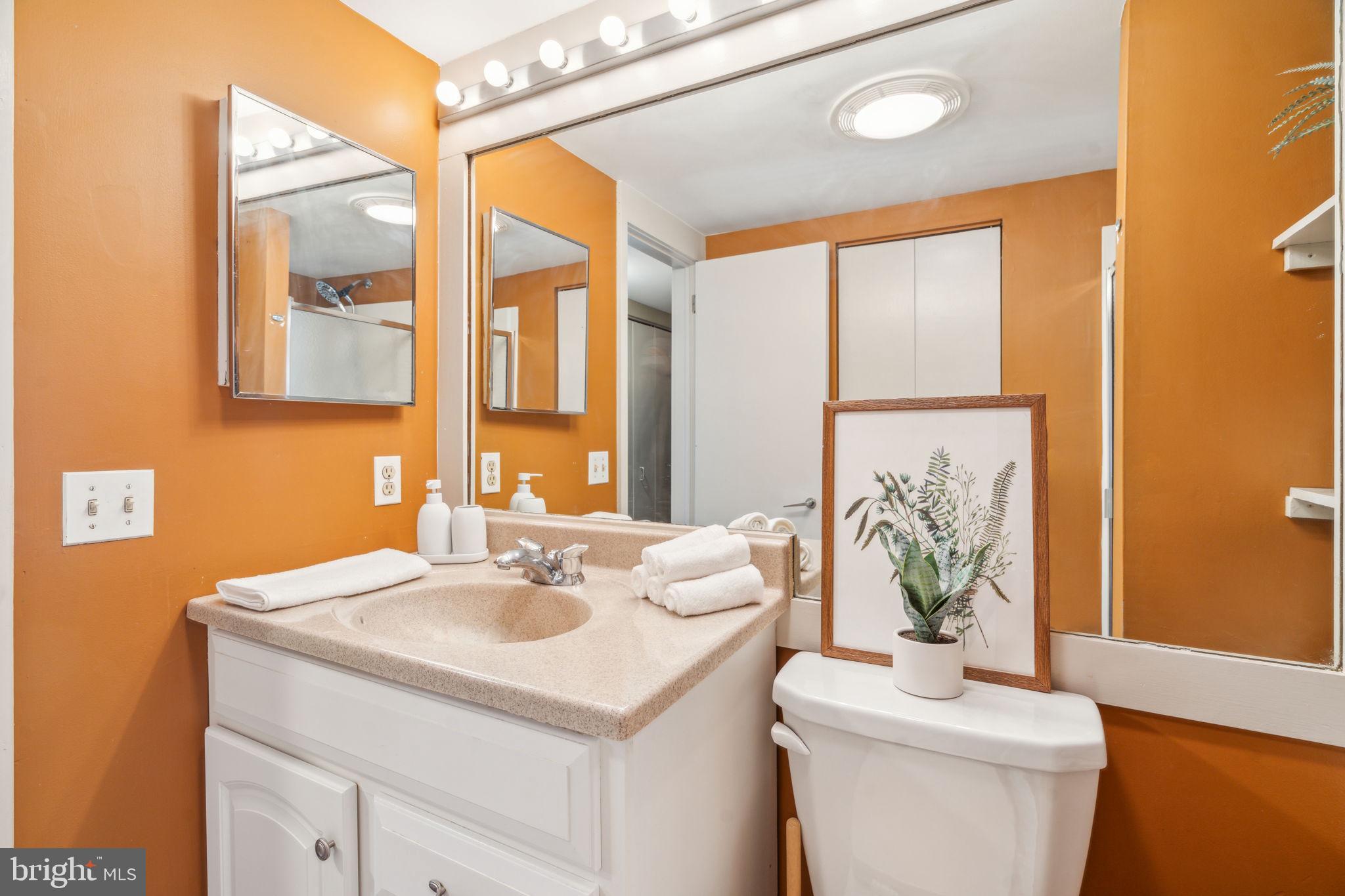 QUEEN VILLAGE - Residential