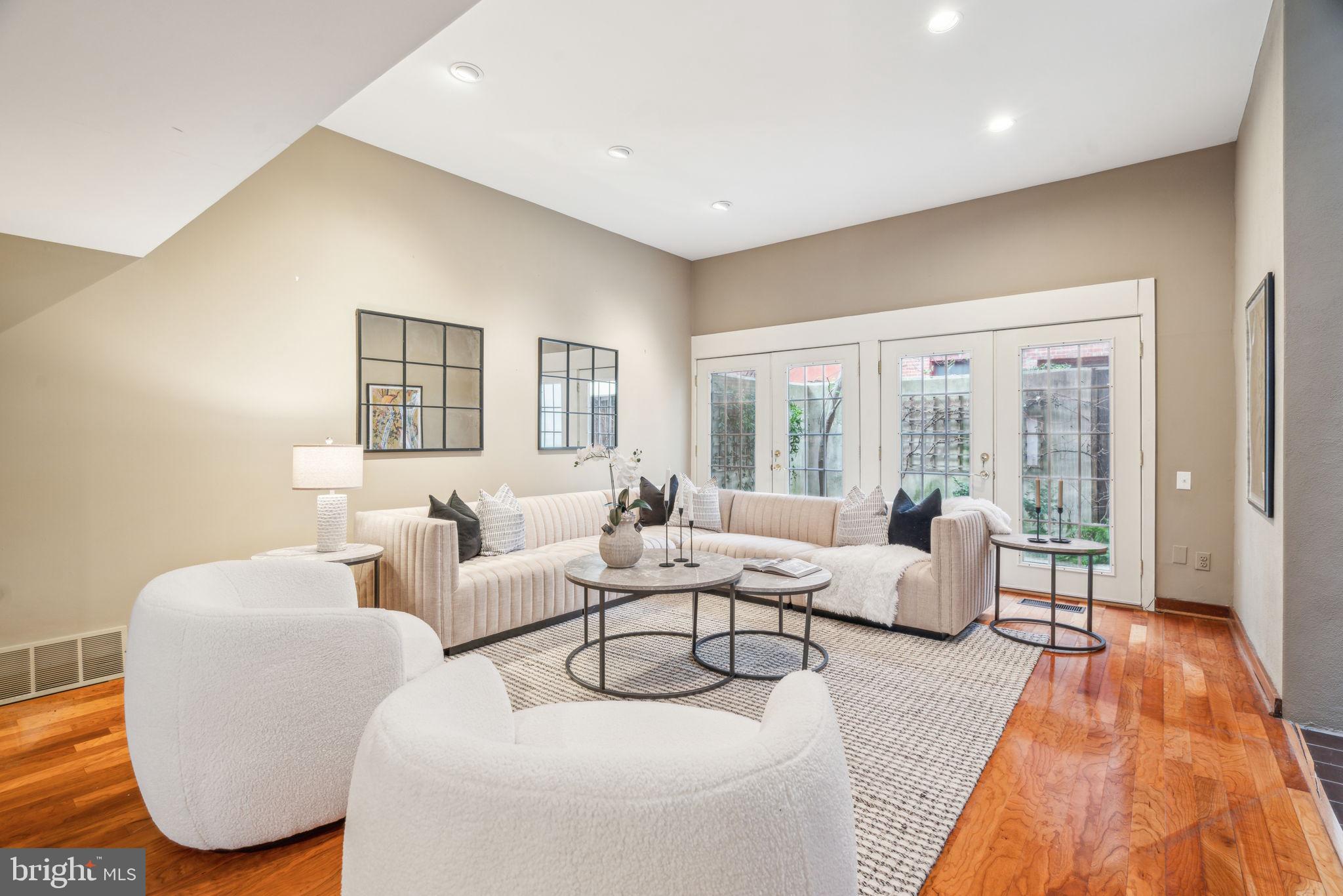 QUEEN VILLAGE - Residential