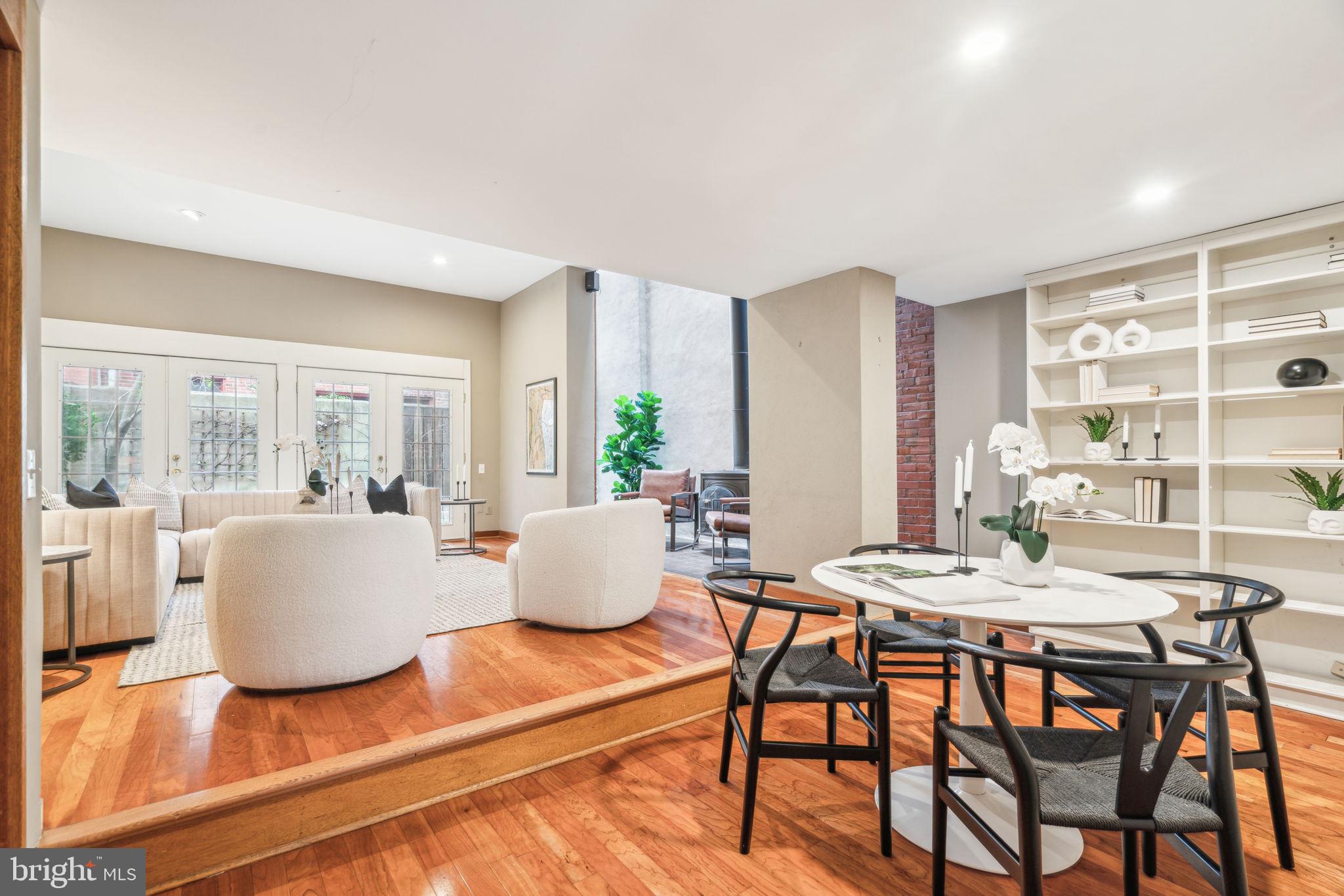 QUEEN VILLAGE - Residential