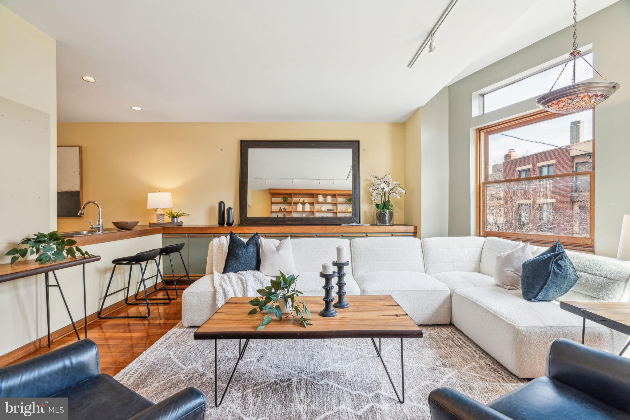 QUEEN VILLAGE - Residential