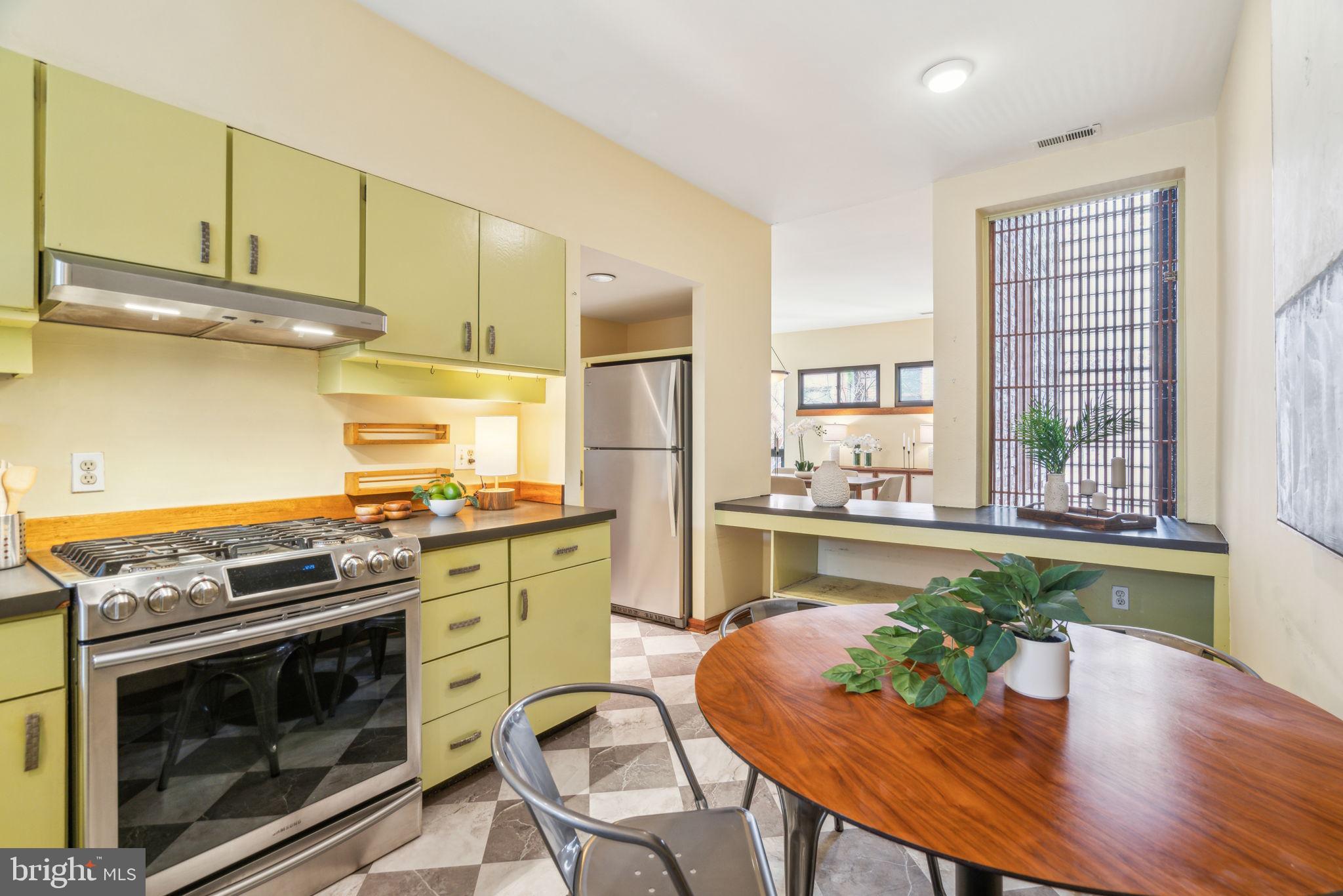 QUEEN VILLAGE - Residential