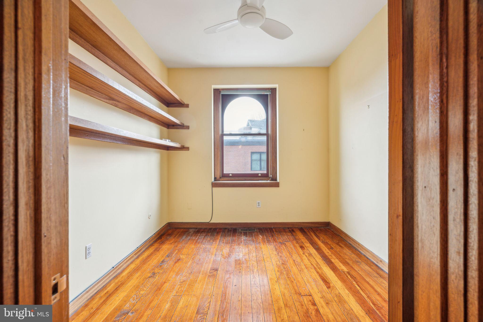 QUEEN VILLAGE - Residential