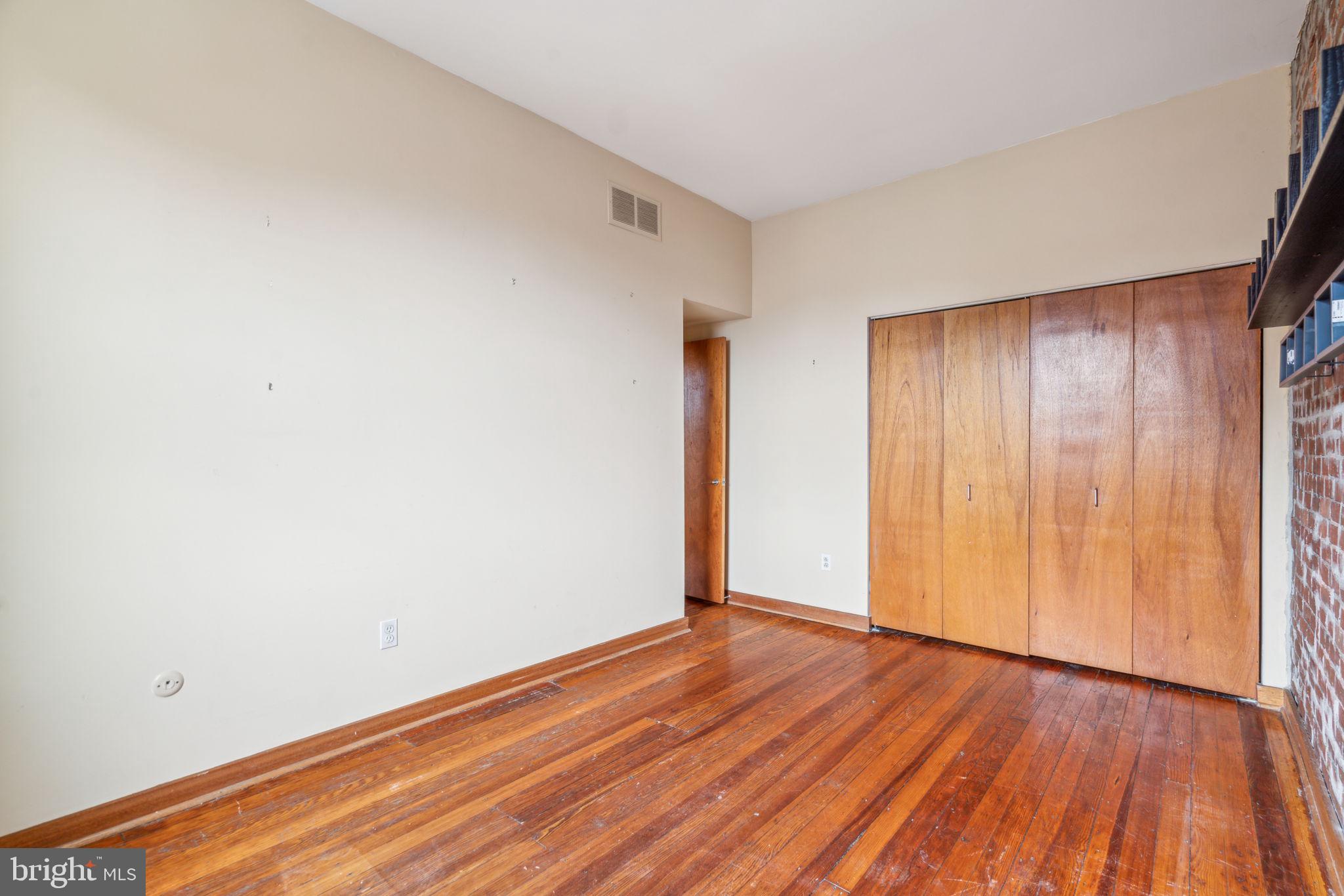QUEEN VILLAGE - Residential