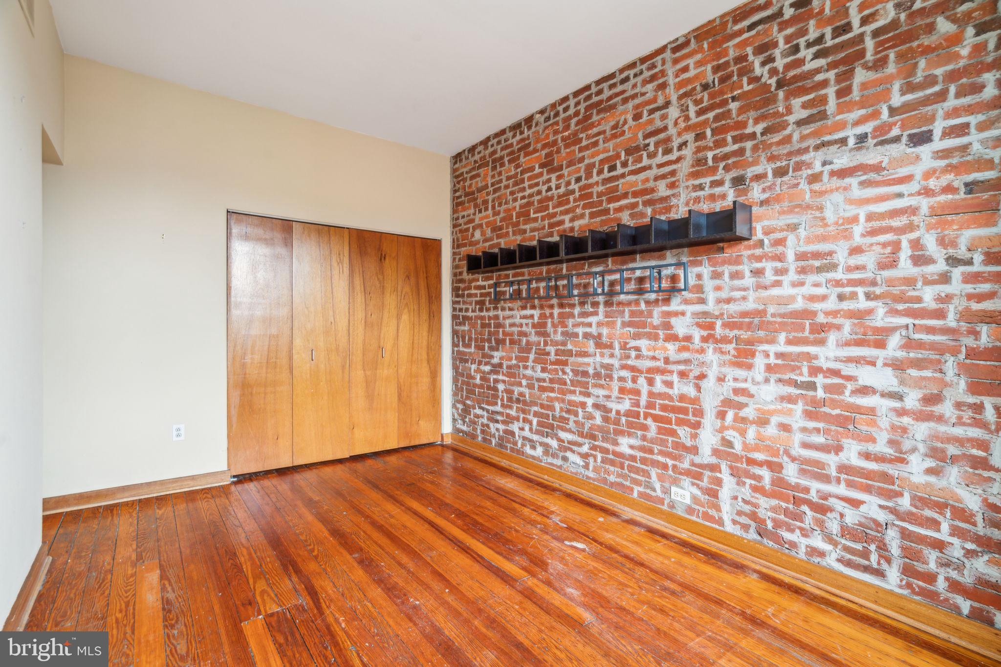 QUEEN VILLAGE - Residential