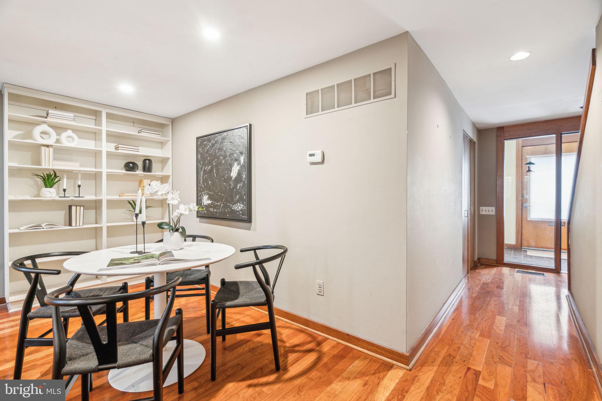 QUEEN VILLAGE - Residential