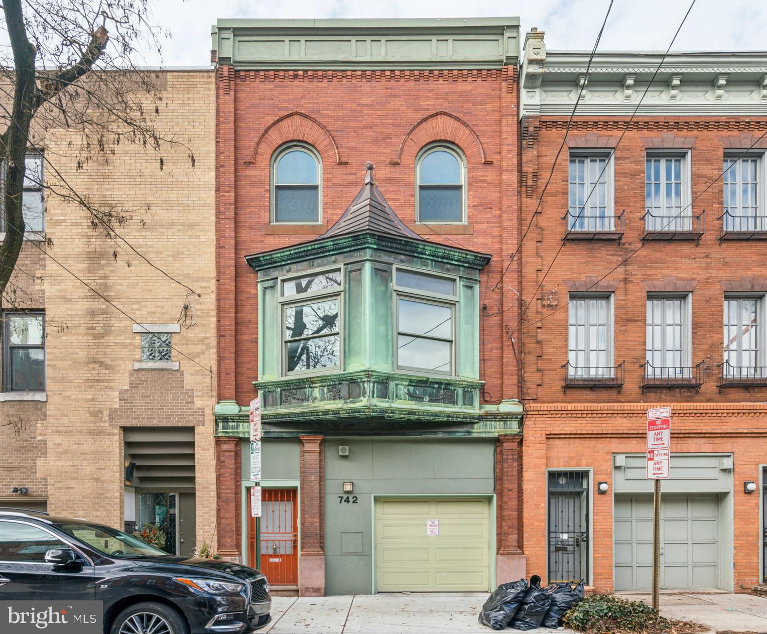 QUEEN VILLAGE - Residential