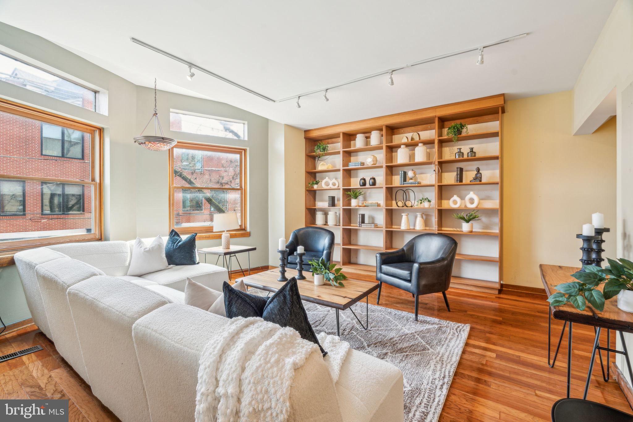 QUEEN VILLAGE - Residential
