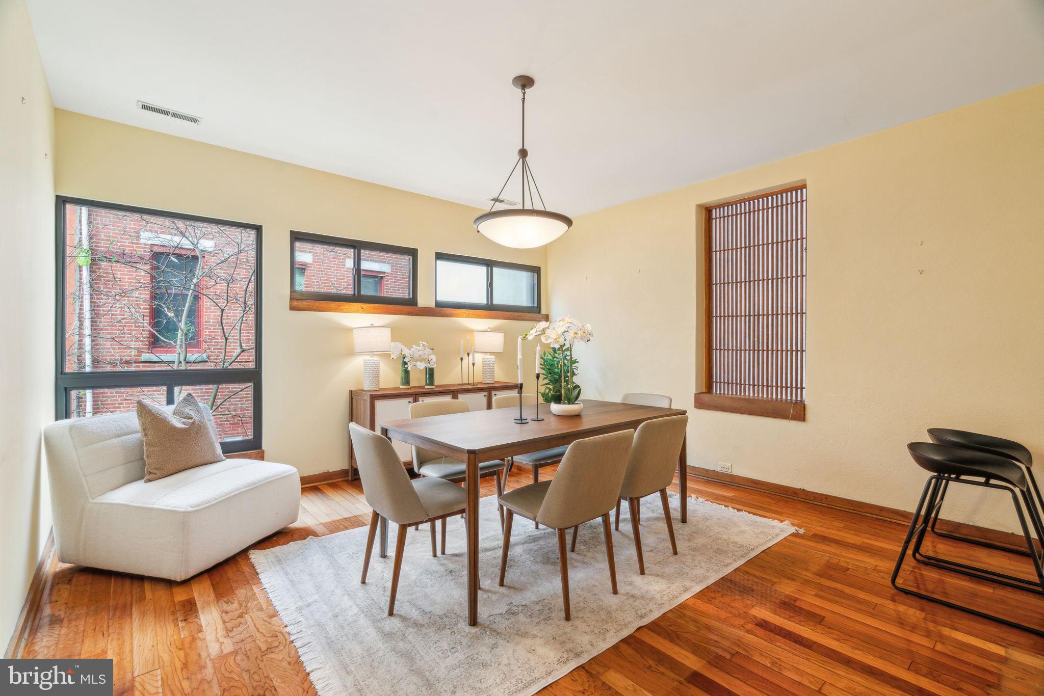 QUEEN VILLAGE - Residential