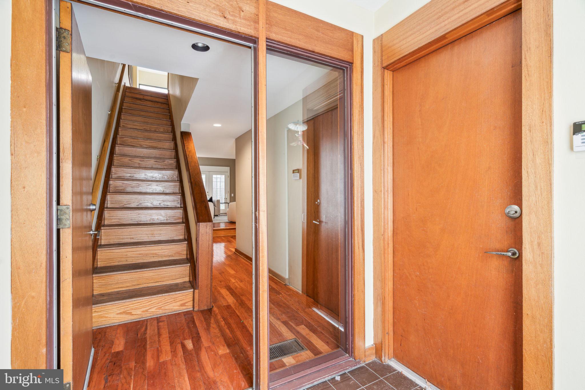 QUEEN VILLAGE - Residential