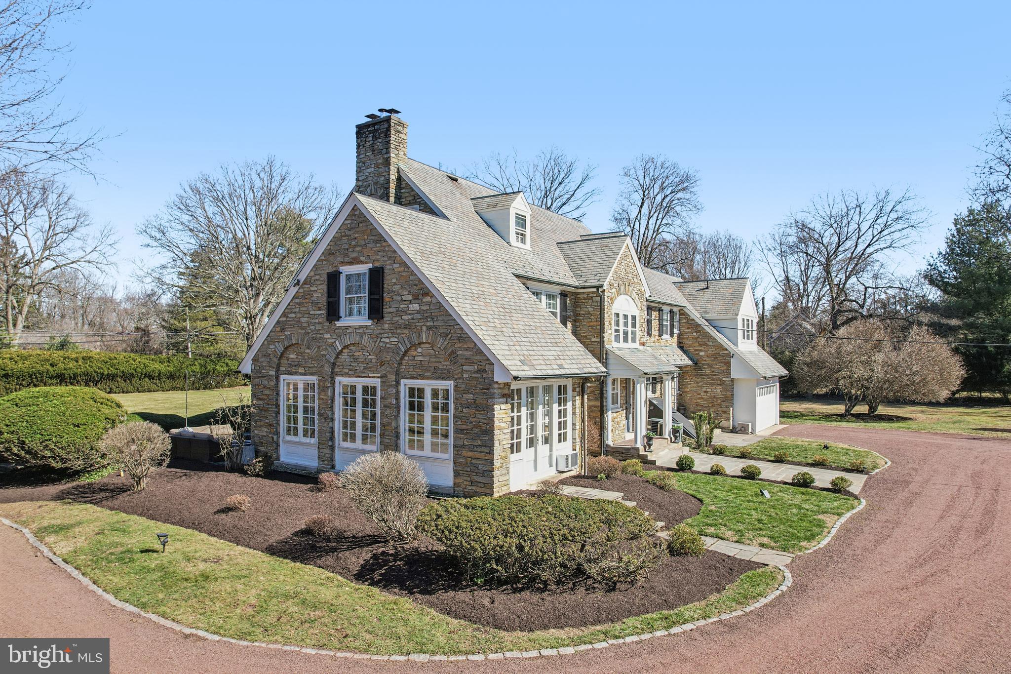 DELAVUE MANOR - Residential