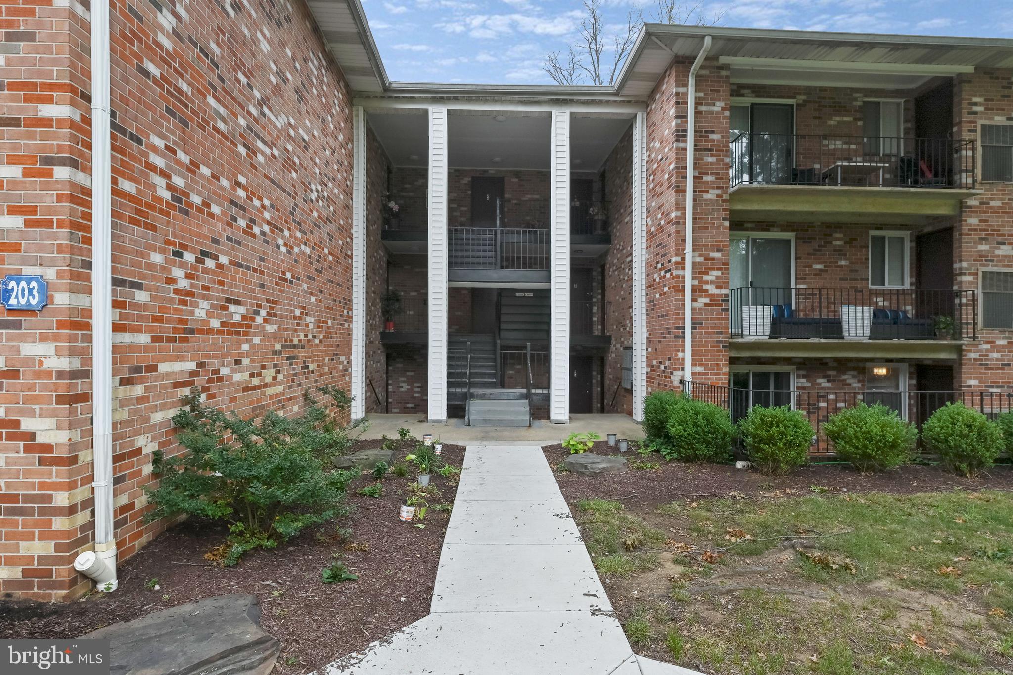 Community of Fairwinds in Annapolis.  Conveniently located to shopping, grocery store, restaurants and more!  This 2 bedroom, 2 bath condo has newer flooring and appliances, breakfast bar, dining space  and large living room area.  Community pool, playground and tennis courts.  No pets and no smoking.  Available June 1st.  Apply at https://apply.link/cjIs6DE
