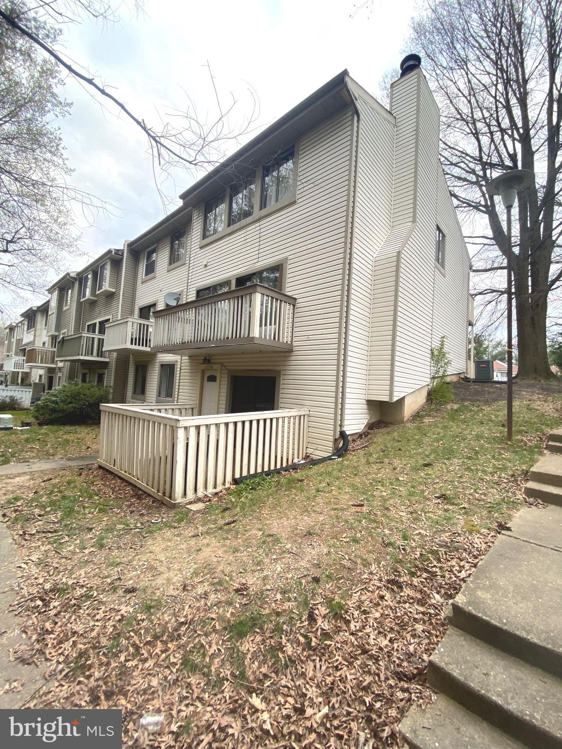 ***WATER INCLUDED IN RENT!***Renovated 2 full bath condo in sought-after Lake Ridge neighborhood, with fenced patio! Close to 95, shopping and dining. Call your agent to schedule a tour.