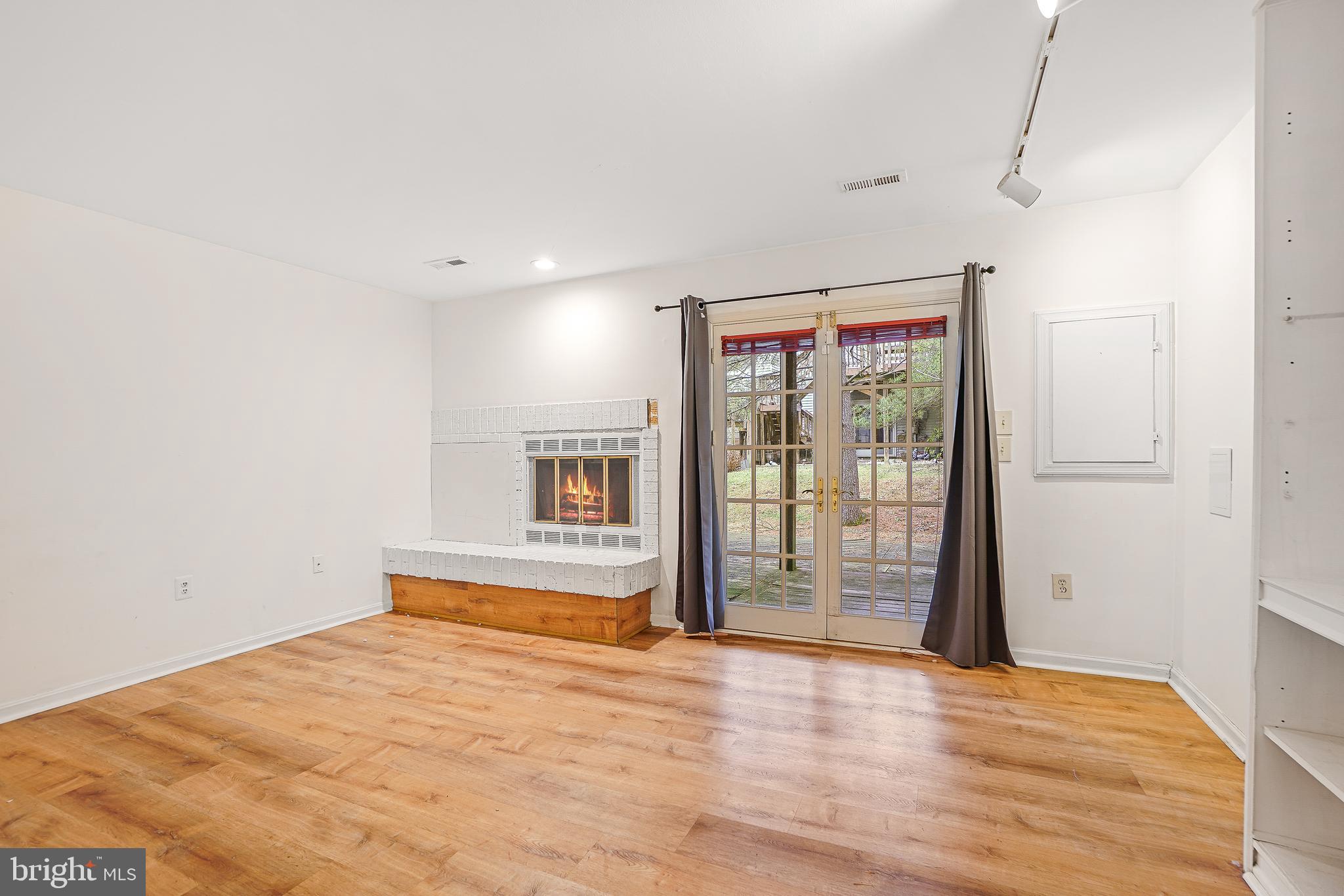 DUMONT OAKS - Residential