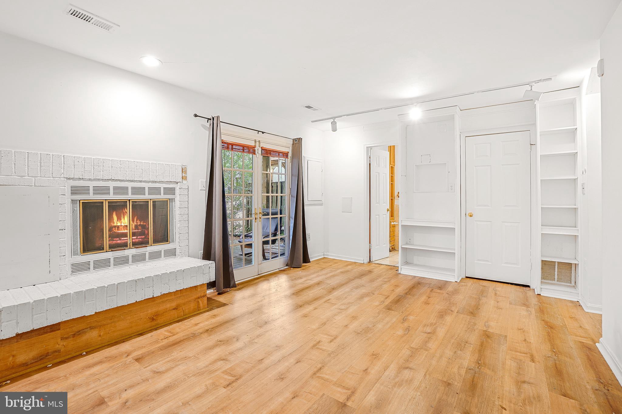 DUMONT OAKS - Residential
