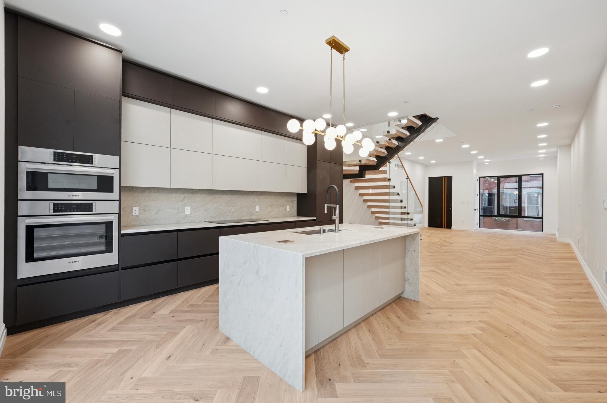LOGAN SQUARE - Residential