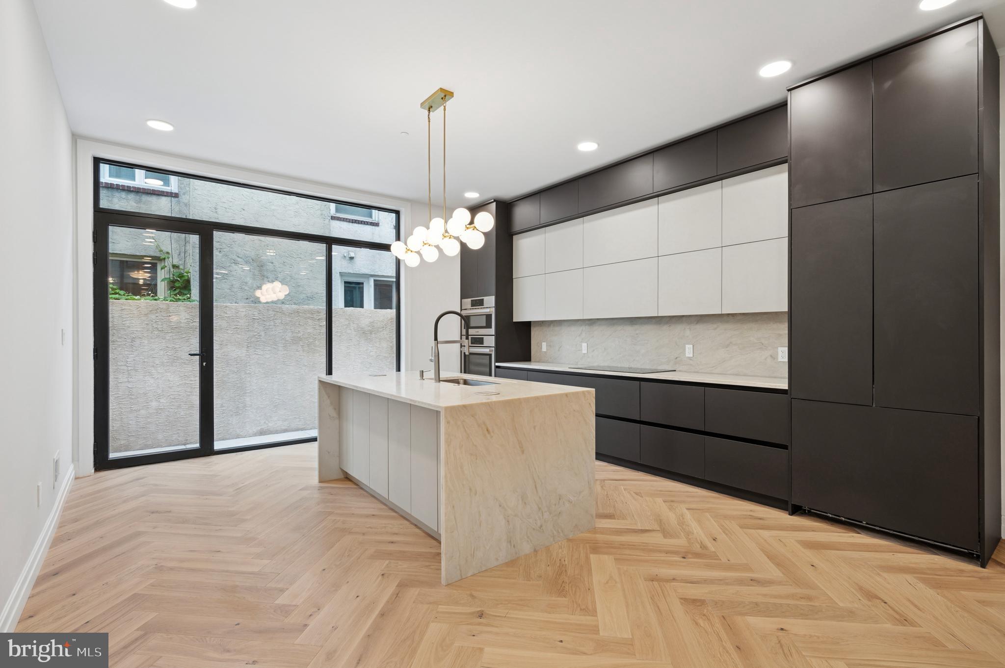LOGAN SQUARE - Residential