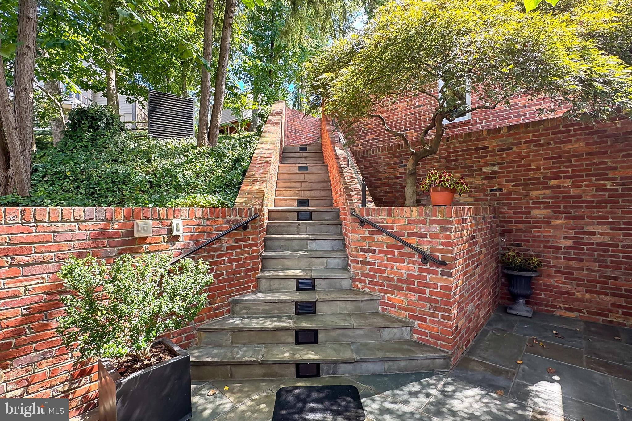 ARLINGTON RIDGE - Residential
