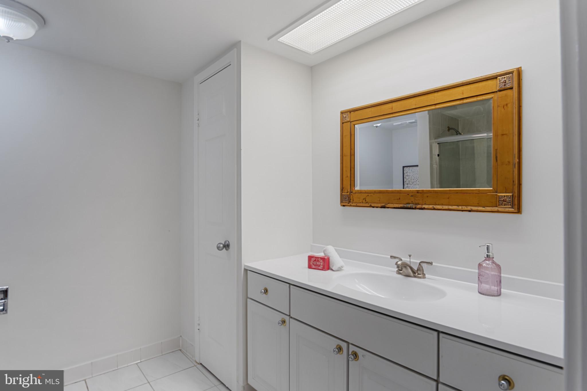 SKYLINE SQUARE CONDO - Residential