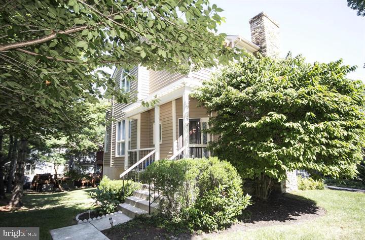 FABULOUS 4 BEDROOM END OF GROUP IN SUMMIT CHASE TOWNHOMES. RECENT UPDATES - STONE FIREPLACE IN LIVING ROOM, HARDWOOD ON lST AND 2ND FLOORS - ALL WHITE EAT-IN KITCHEN W/ISLAND - ADJOINING FAMILY ROOM W/FLAT SCREEN TV - REPLACED DECK - WALK OUT LOWER LEVEL WITH CLUBROOM, BEDROOM AND FULL BATH.- GREAT LOCATION