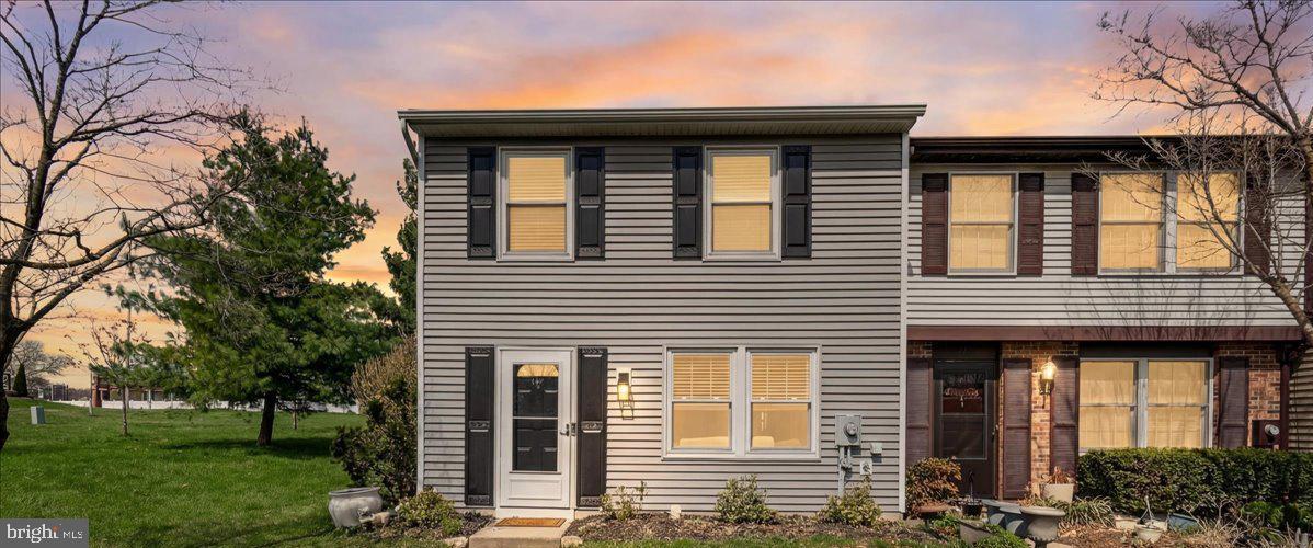 Community Pool just in time for summer! This 3 bedroom, 1.5 bathroom end unit townhome has been fully upgraded! The interior features fresh finishes and contemporary updates throughout, providing a clean and inviting atmosphere. Enjoy a private outdoor space in the fenced yard and access to desirable community amenities. Situated in a quiet neighborhood , this home combines comfort and convenience in a sought-after area.
*pets allowed on case by case basis