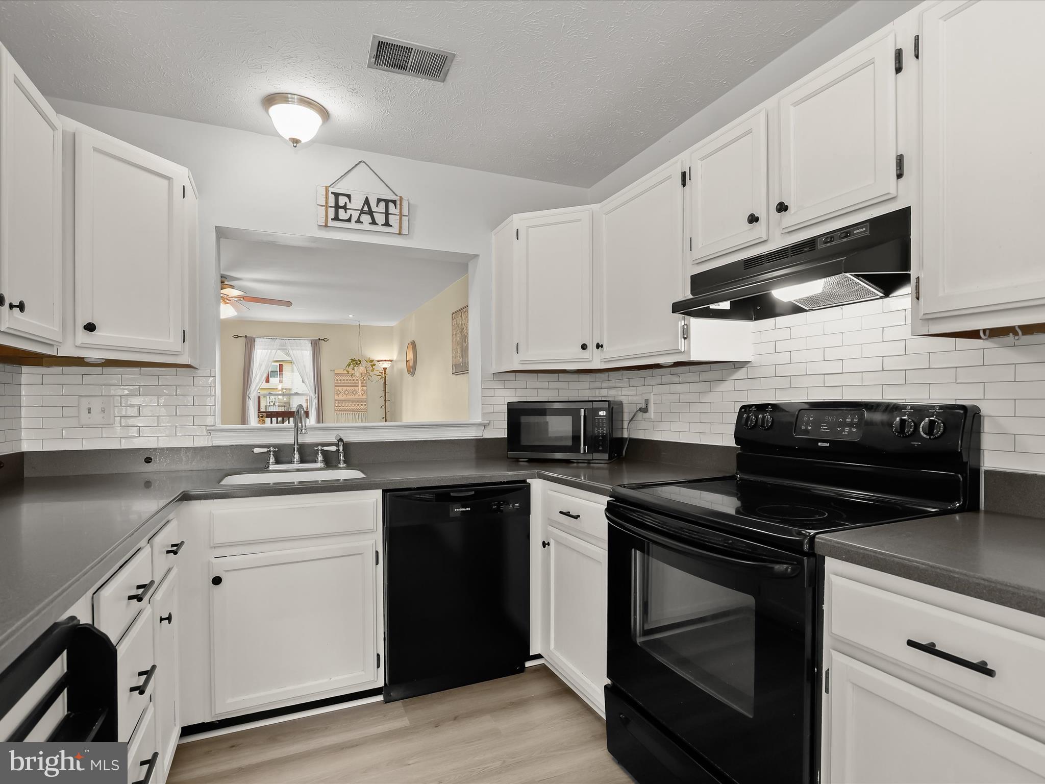 CARROLLWOOD MANOR - Residential