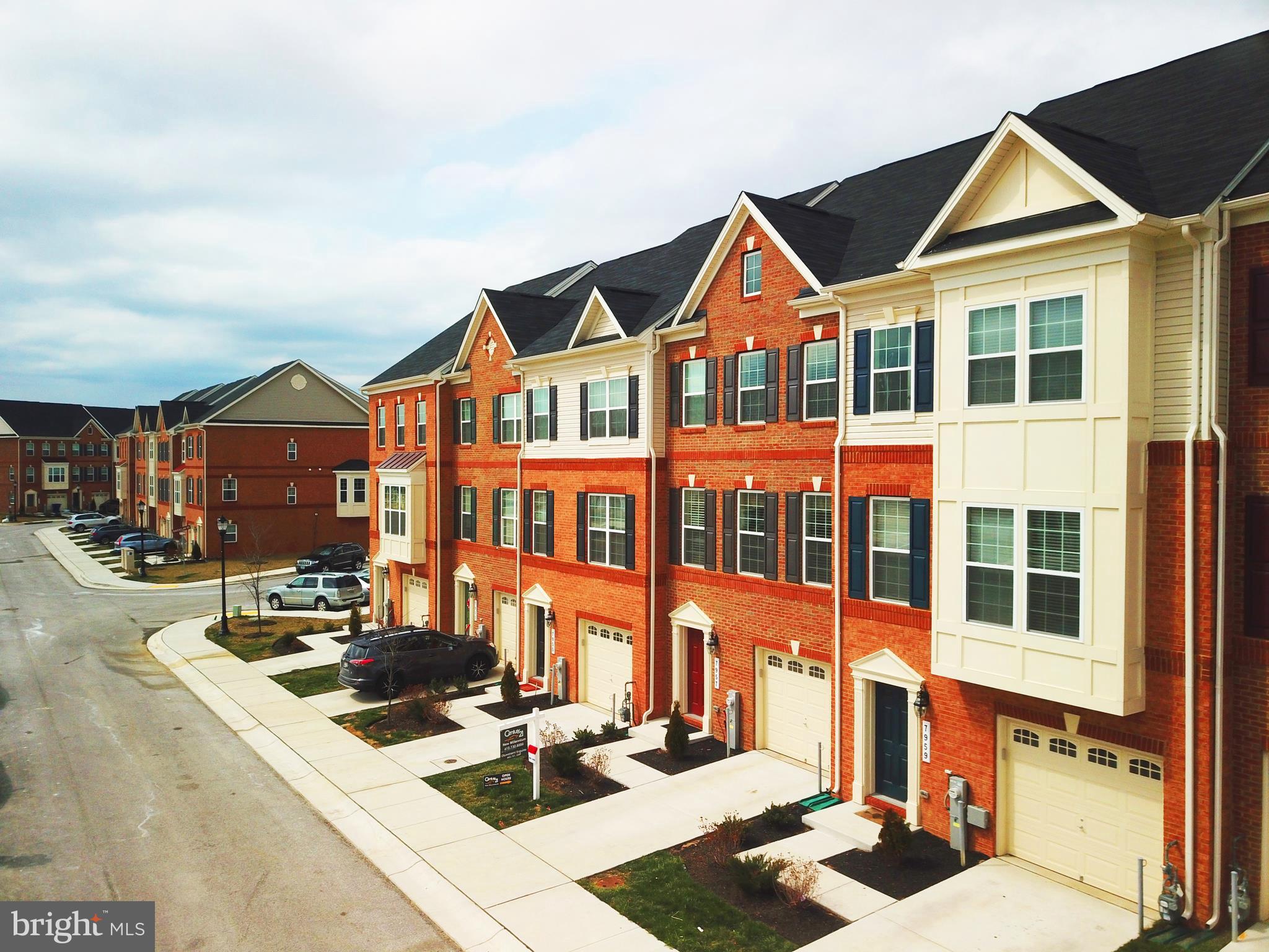 Spacious 4 bedrooms 3.5 bathrooms townhouse with open floor plan. Kitchen with gas range, granite countertop and island and walk-in pantry. Stainless steel appliances. Upper level laundry room. Fully finished basement. Hardwood flooring. Easy access to major highways (100, 95 and 175).