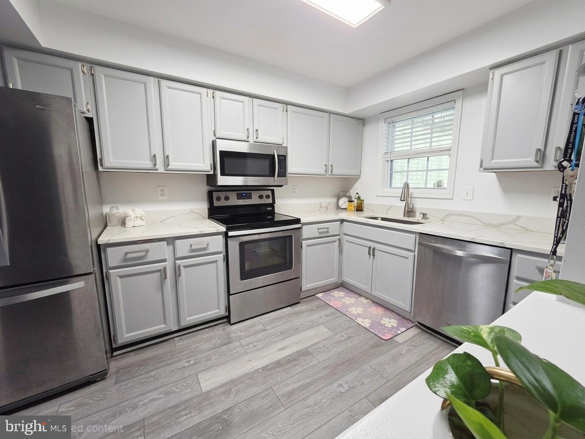 Beautifully remodeled condo at Rollingwood of Manassas Luxury Condominiums. This stunning home features a modern kitchen with quartz countertops, stainless steel appliances The bathroom and kitchen floors. The condo includes a versatile den/bonus room ideal for a home office or additional living space. Enjoy the convenience of assigned commercial parking. Located just 0.5 miles from Prince William Hospital, 1.1 miles from Manassas Mall, and 2.6 miles from Costco, with easy access to Rt 28, I-66, and nearby amenities. Perfect for comfortable living with excellent location and modern upgrades.