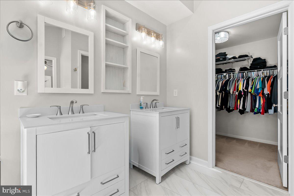 TWIN LAKES - Residential