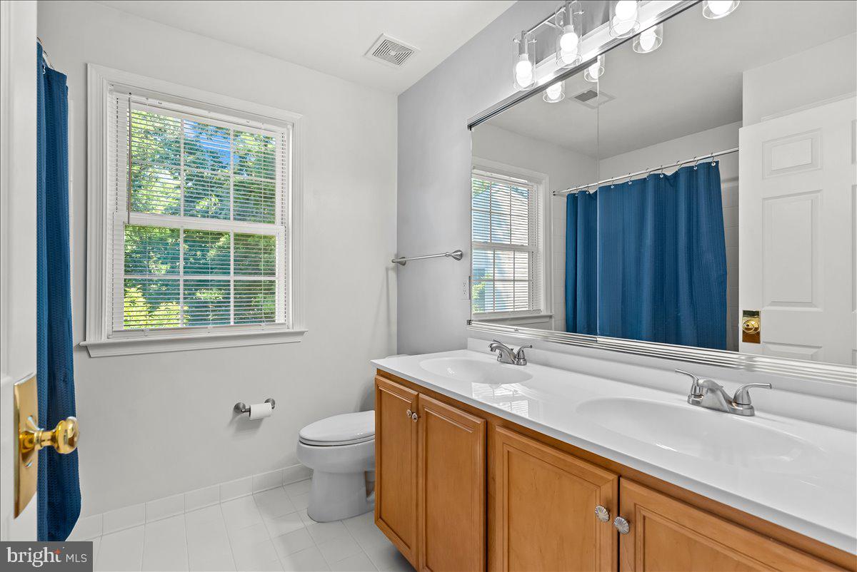 TWIN LAKES - Residential