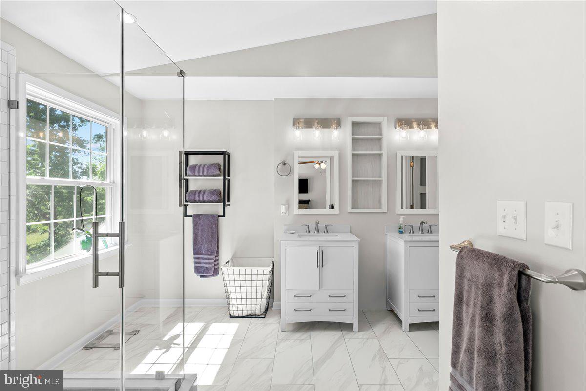 TWIN LAKES - Residential