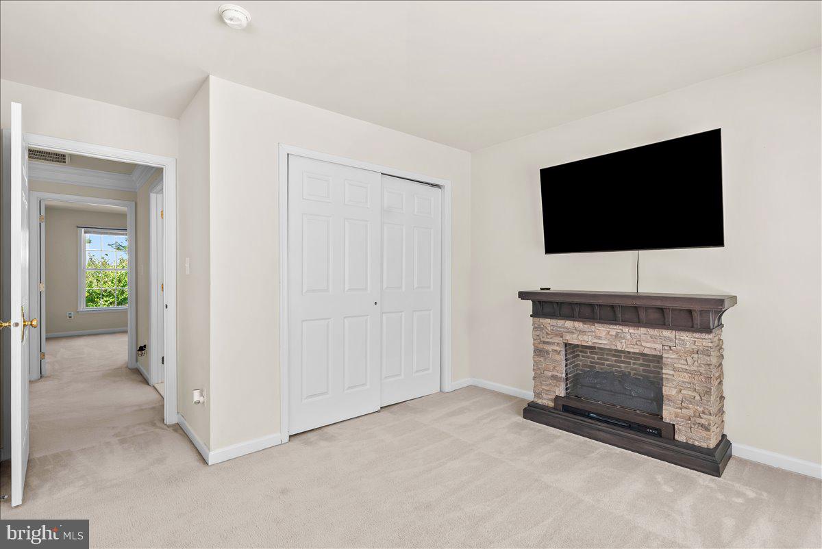 TWIN LAKES - Residential