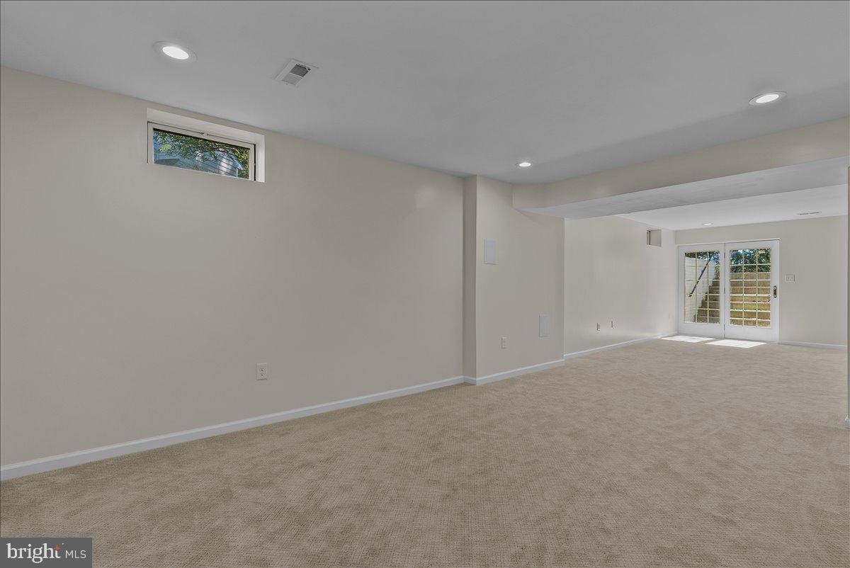 TWIN LAKES - Residential