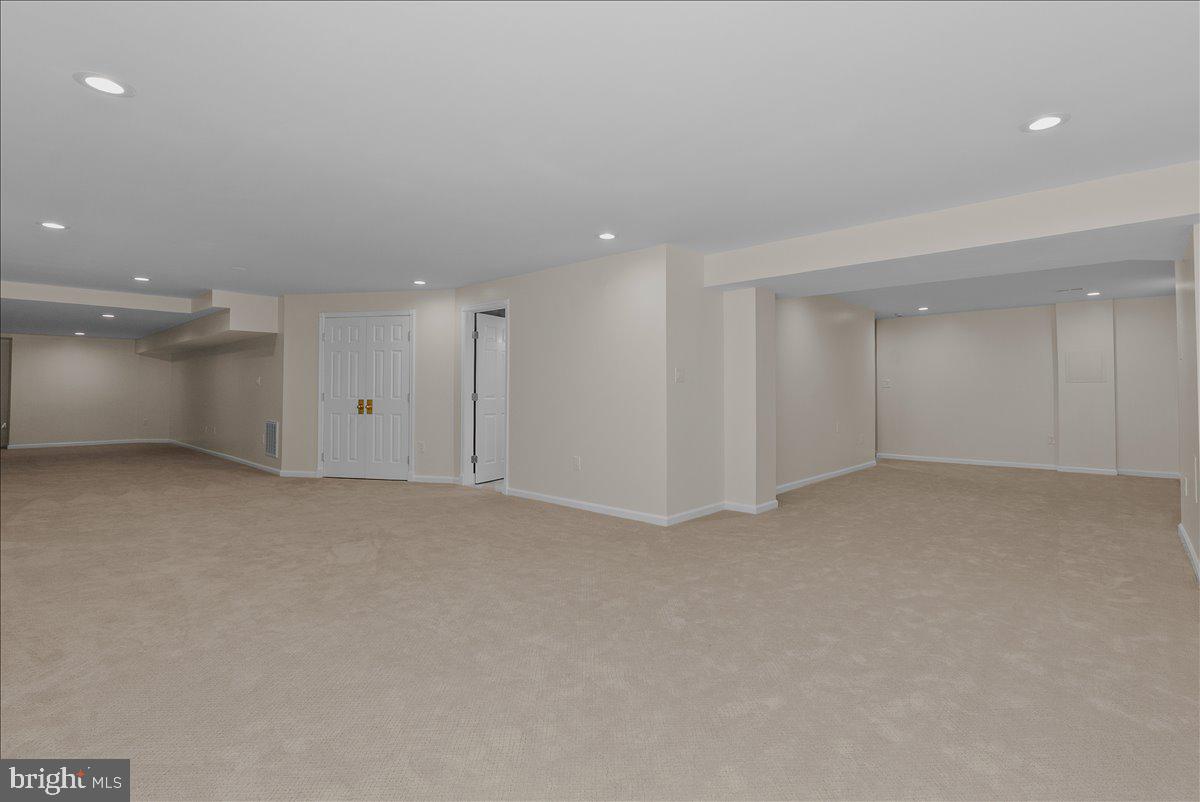 TWIN LAKES - Residential