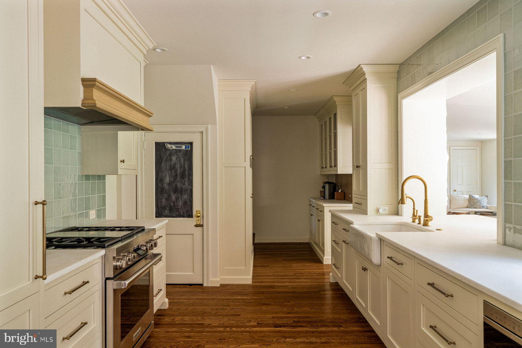 CHESTNUT HILL - Residential