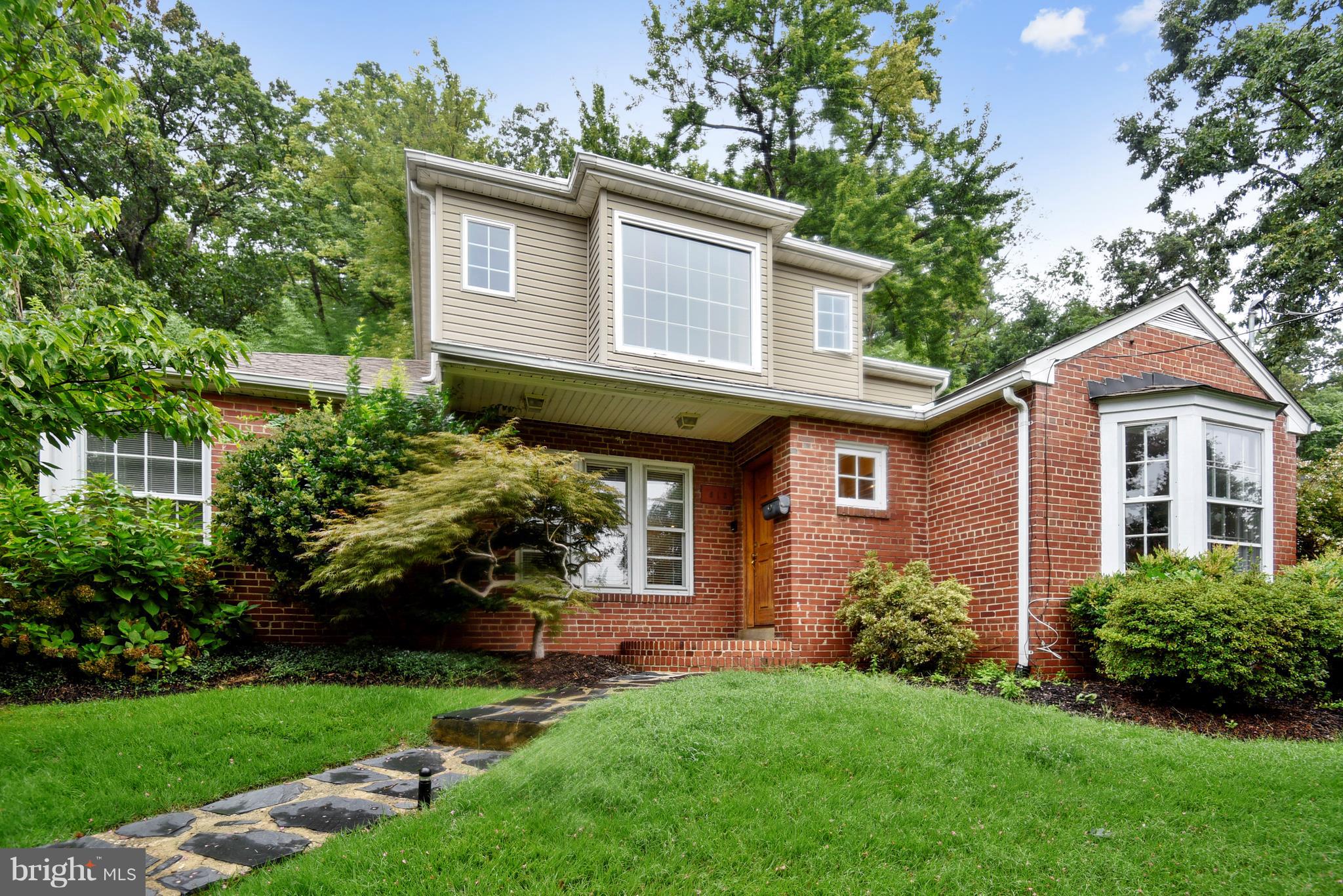 Updated Oakcrest home with large addition.   Open kitchen with granite counters, stainless appliances and tile floor. Living/dining rooms have wood floors, lots of natural light and gas fireplace. Large upper level master bedroom addition with wood floors ,balcony, large walk in closet and kitchenette. Close to Pentagon City,Crystal City, Metro, Shirlington, Del Ray and DC.