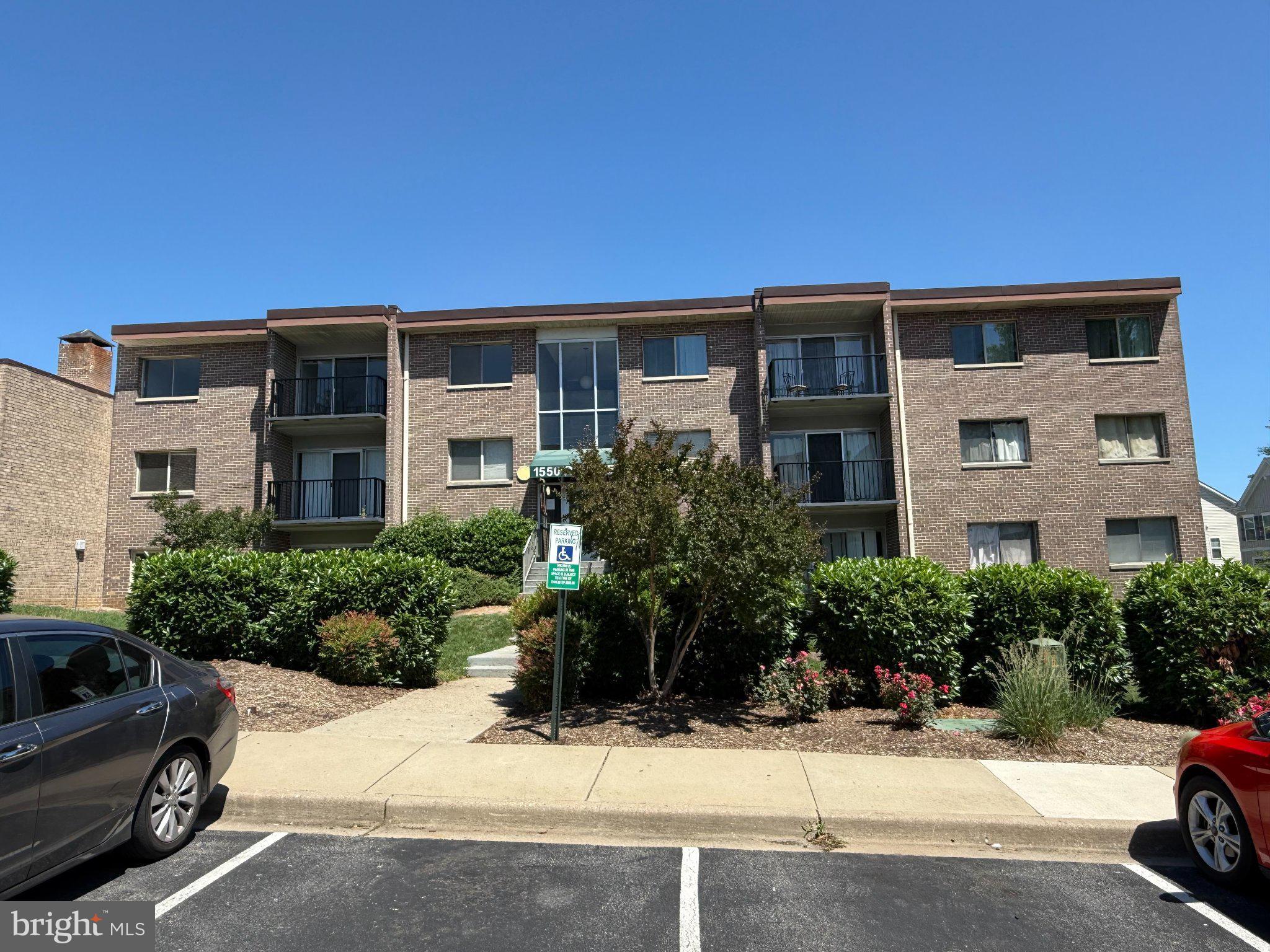 Nice 1 BR 1 BA condo, open floor plan. Reduces price for quick sale.  Condo fee includes all utilities. Ample parking and laundry facilities in each bldg.  Ready to move-in.  Close to shopping center, I-95.
