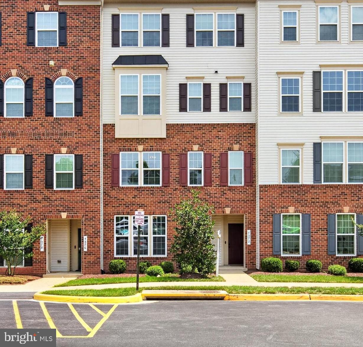 Beautiful and well-maintained Townhome Style Condo in Sought After Somerset Condos!  Larger Matisse Model  with Attached 1-Car Garage. Open main level with hardwood floors & 9 ft ceilings. Kitchen with upgraded cabinets, pendant lighting, granite & stainless steel appliances. One car attached garage. Tons of closet space. Huge Primary Bedroom with en-suite and 2 walk in closets. Close to shops, dining, I-66, Rt 29 and commuter routes!