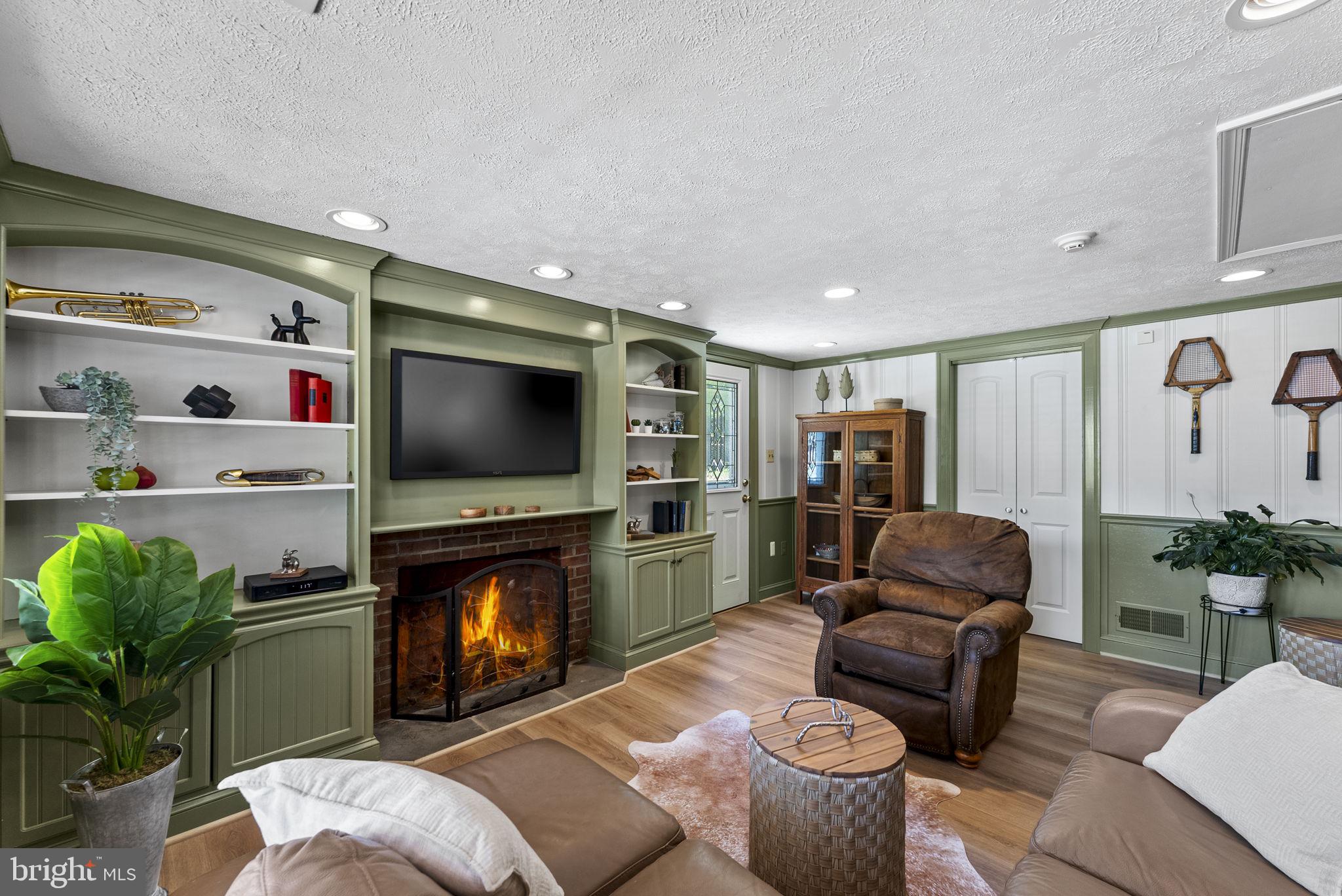 CRESTWOOD MANOR - Residential