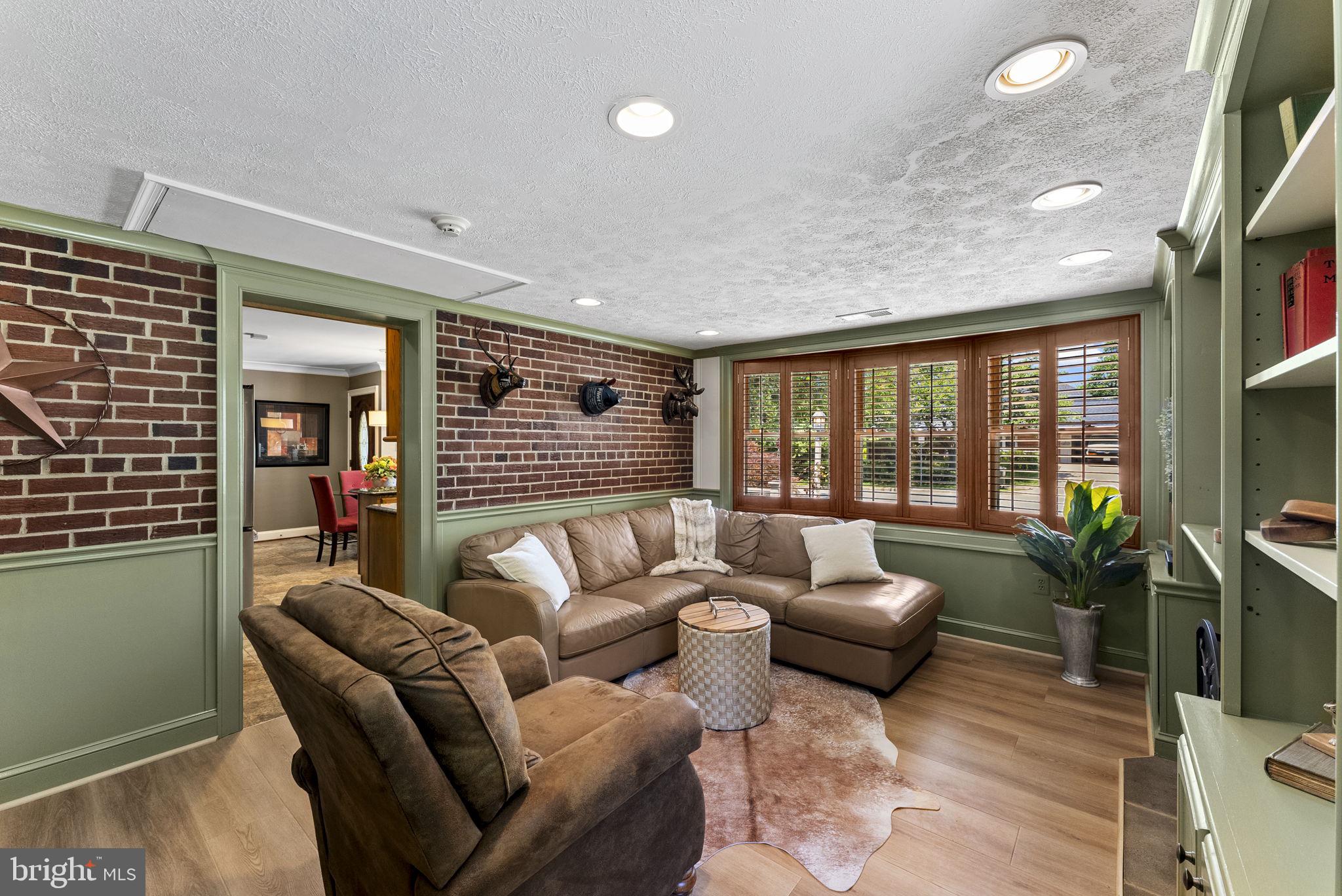 CRESTWOOD MANOR - Residential