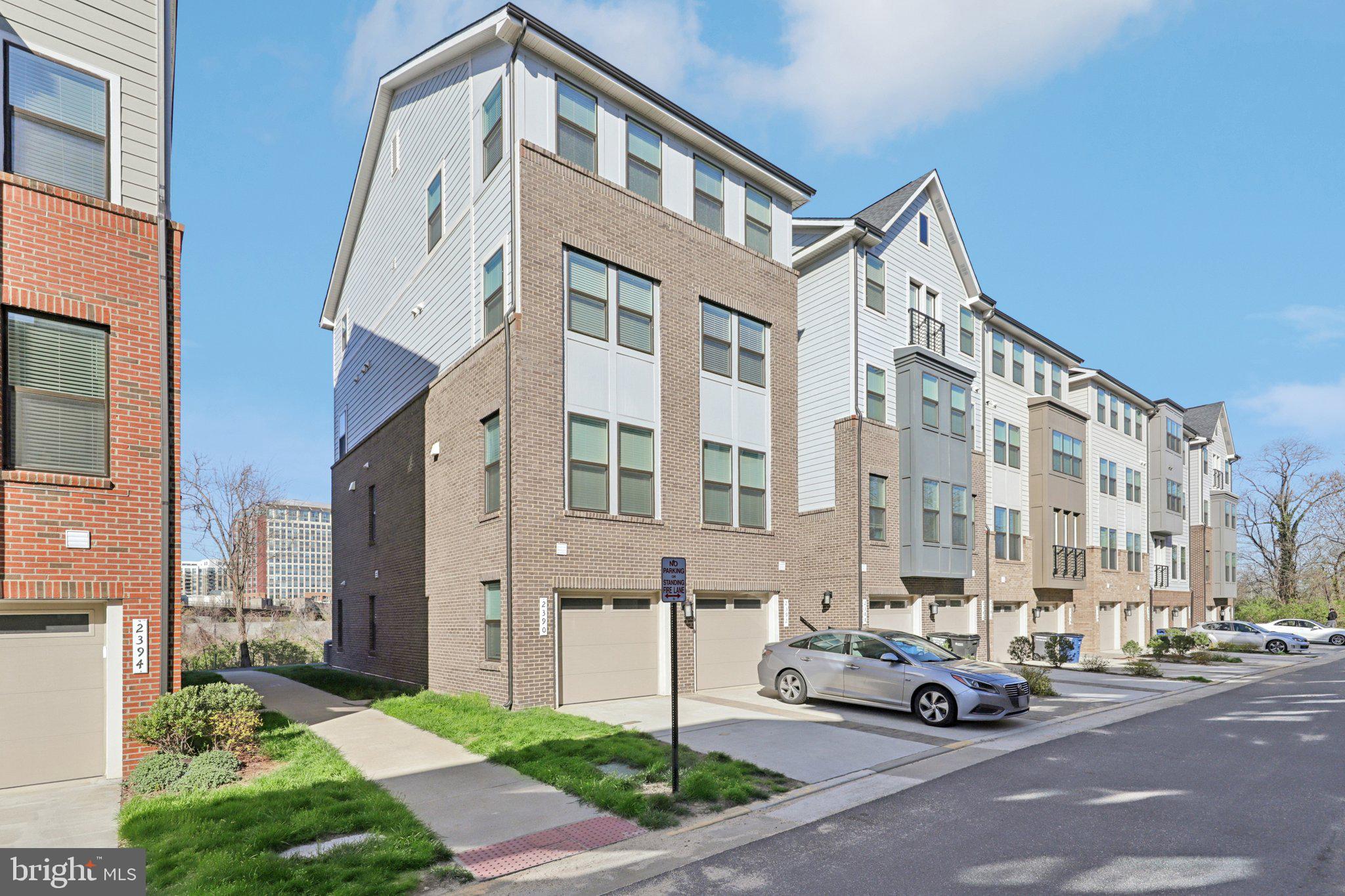 HUNTINGTON CROSSING - Residential